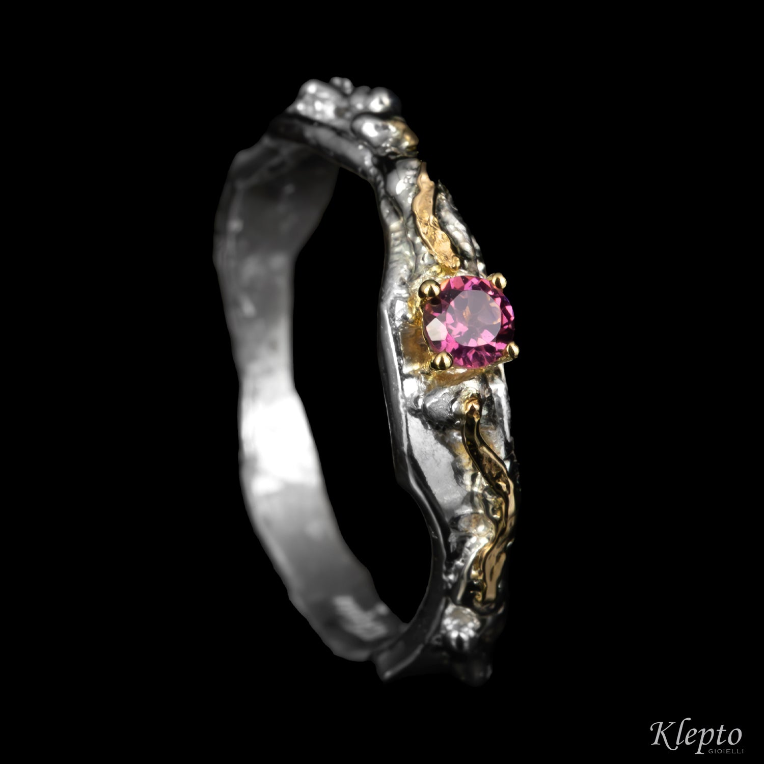 Anello in Argento Silnova® con pietre preziose e dettagli in oro giallo