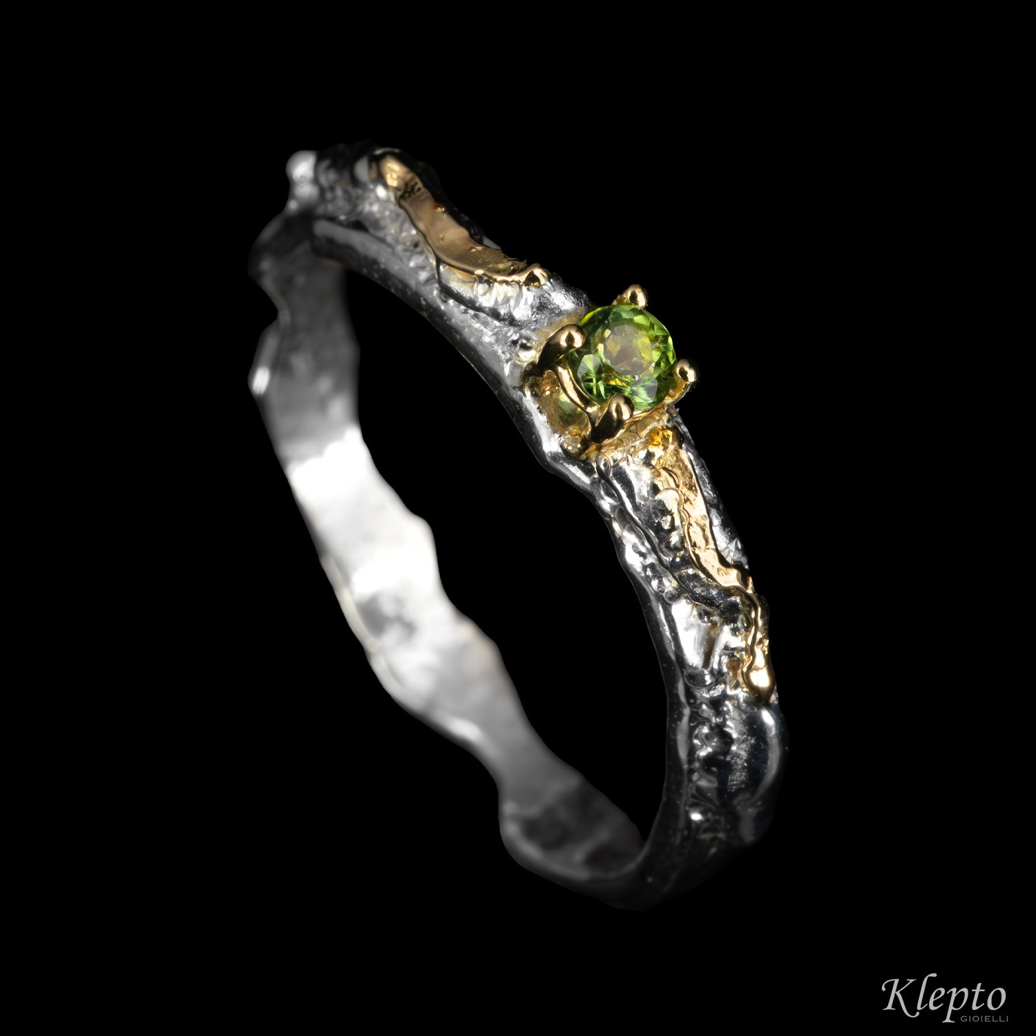 Anello in Argento Silnova® con pietre preziose e dettagli in oro giallo