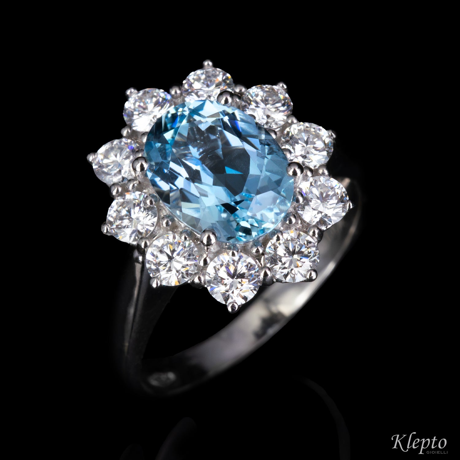 Anello classico in oro bianco con Acquamarina e contorno di Diamanti