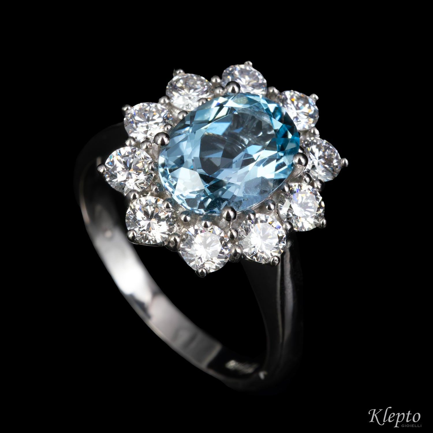 Anello classico in oro bianco con Acquamarina e contorno di Diamanti