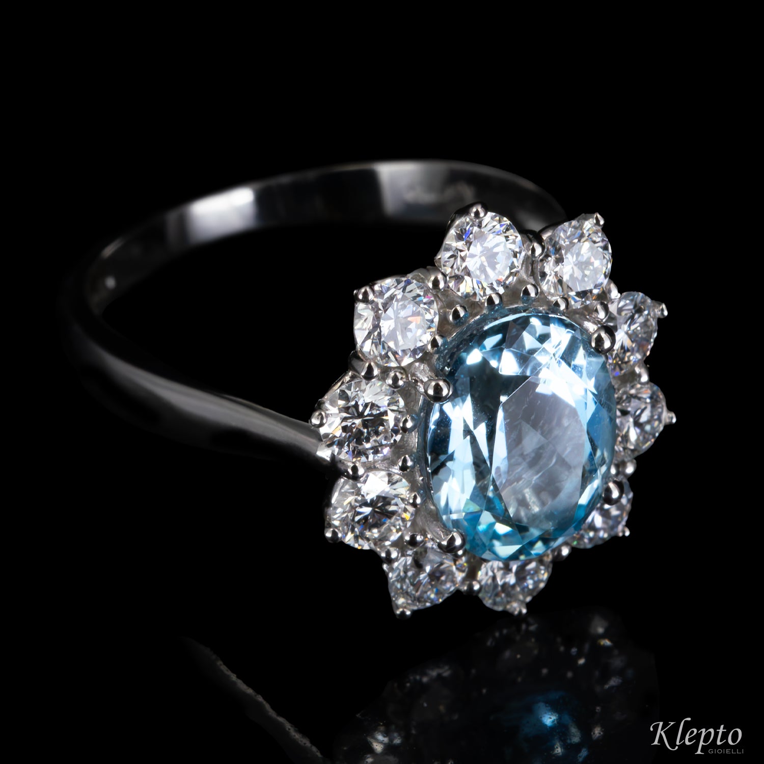Anello classico in oro bianco con Acquamarina e contorno di Diamanti