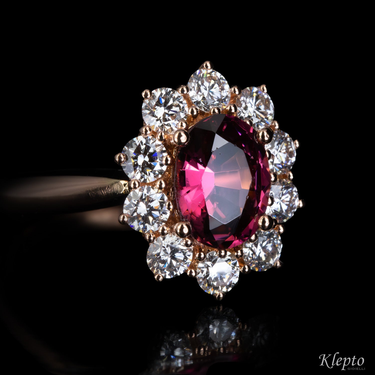 Anello classico in oro rosa con Rodolite e contorno di Diamanti