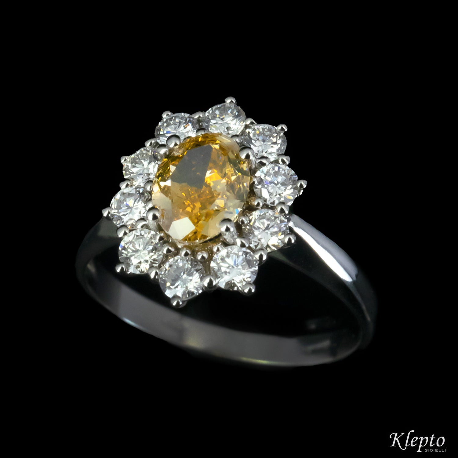 Anello classico in oro bianco con Diamante Fancy e contorno di Diamanti