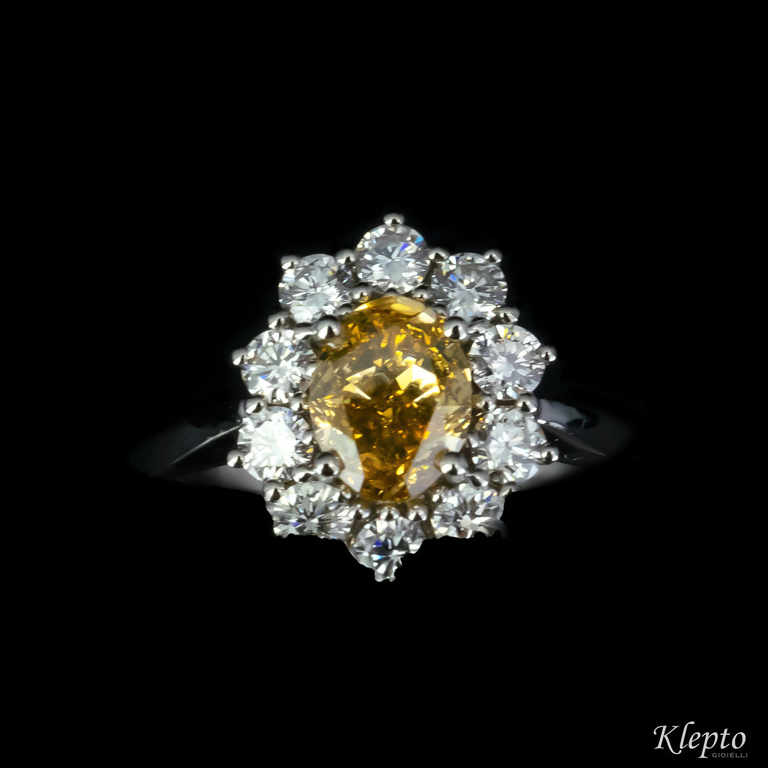 Anello classico in oro bianco con Diamante Fancy e contorno di Diamanti