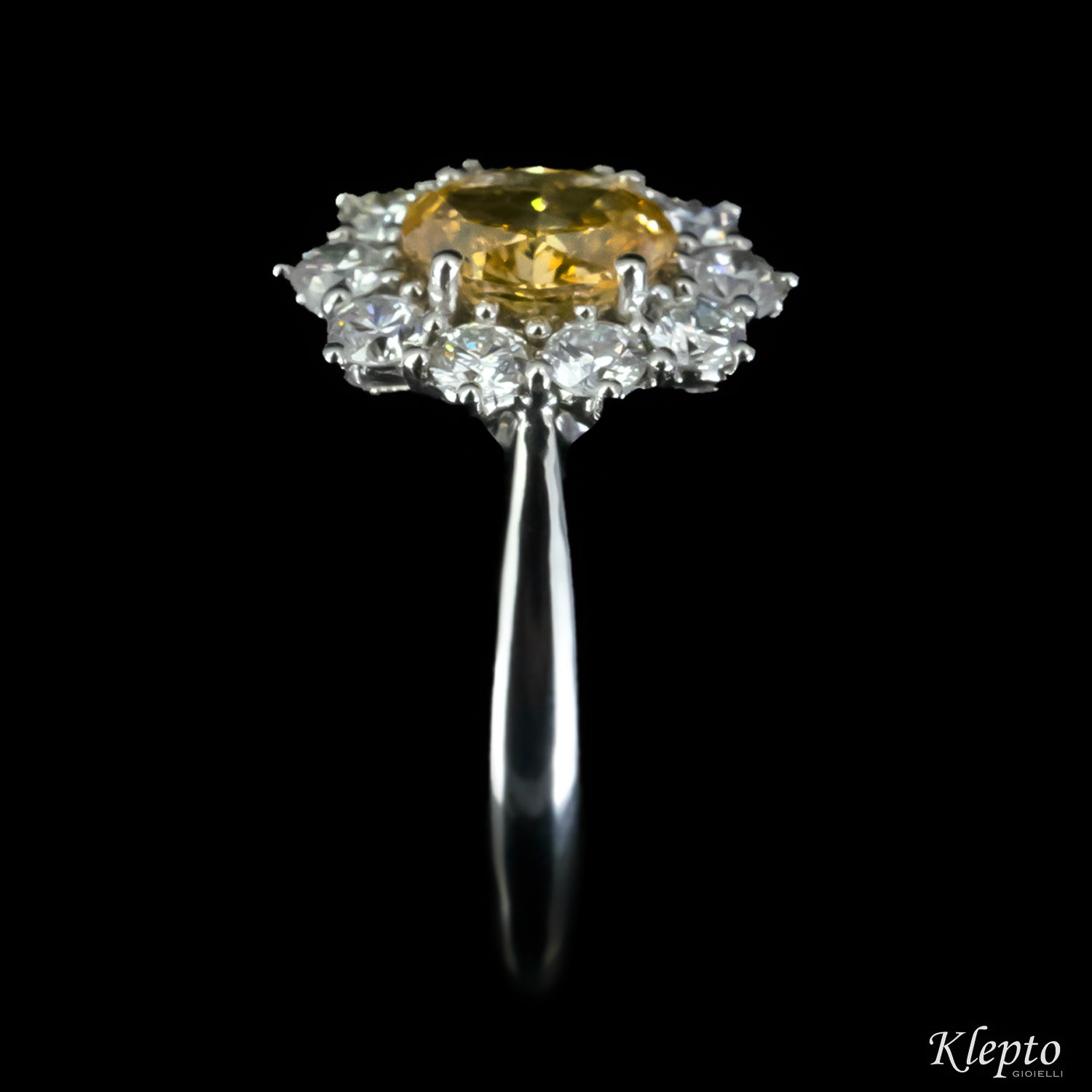 Anello classico in oro bianco con Diamante Fancy e contorno di Diamanti