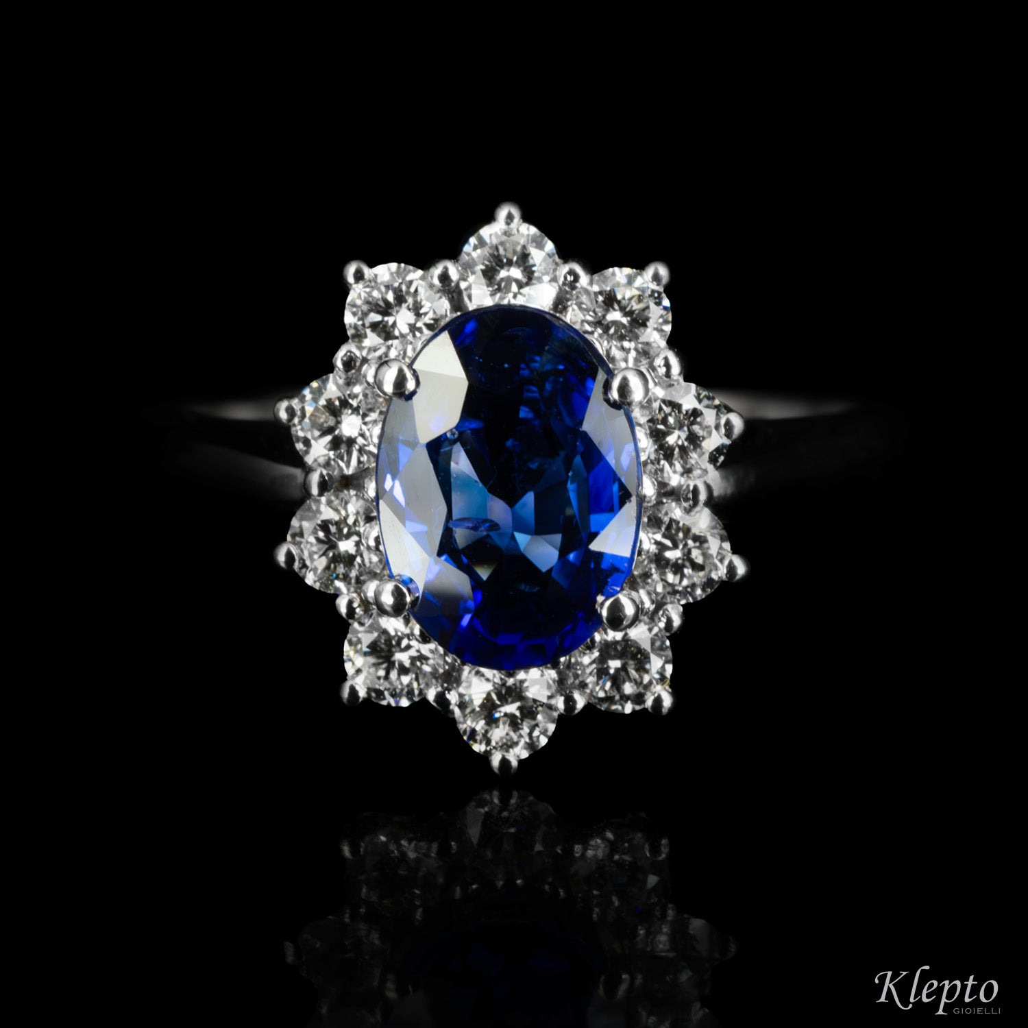 Anello classico in oro bianco con Zaffiro blu (medio) e Diamanti