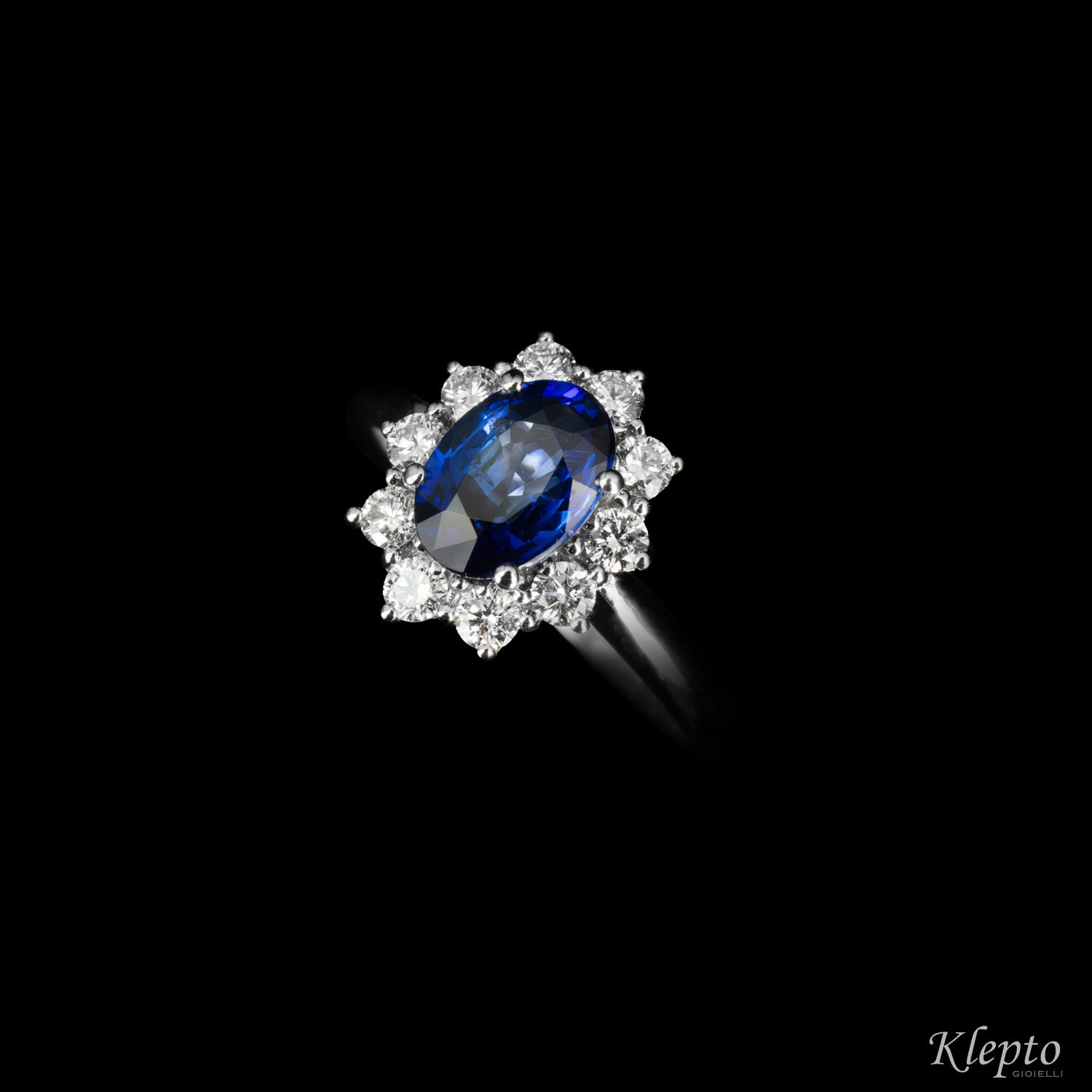Anello classico in oro bianco con Zaffiro blu (medio) e Diamanti