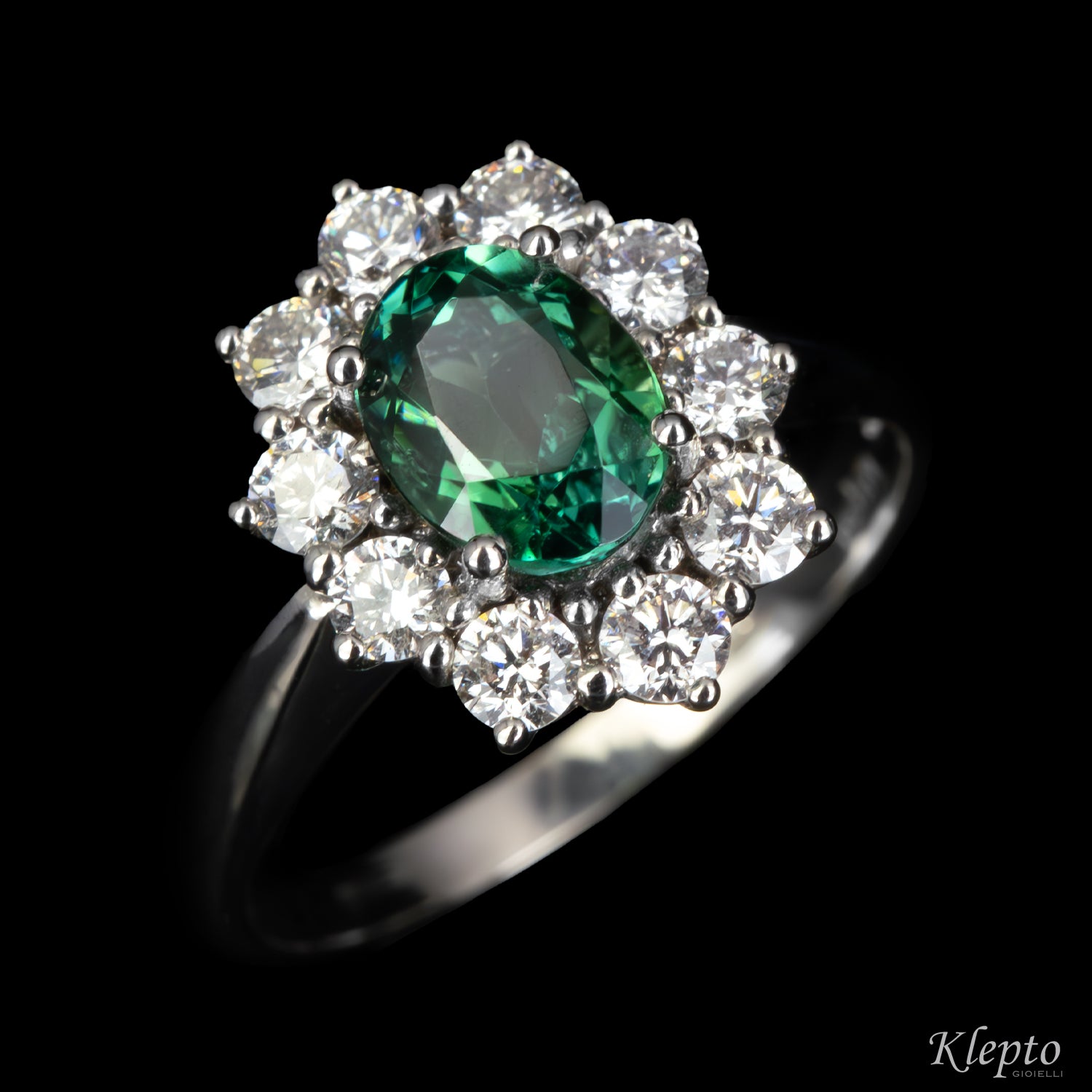 Anello classico in oro bianco con Tormalina verde e contorno di Diamanti