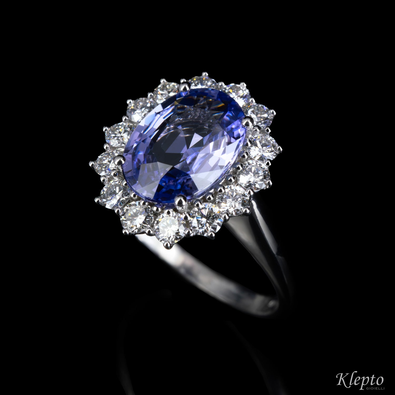 Anello classico in oro bianco con Zaffiro blu e contorno di Diamanti