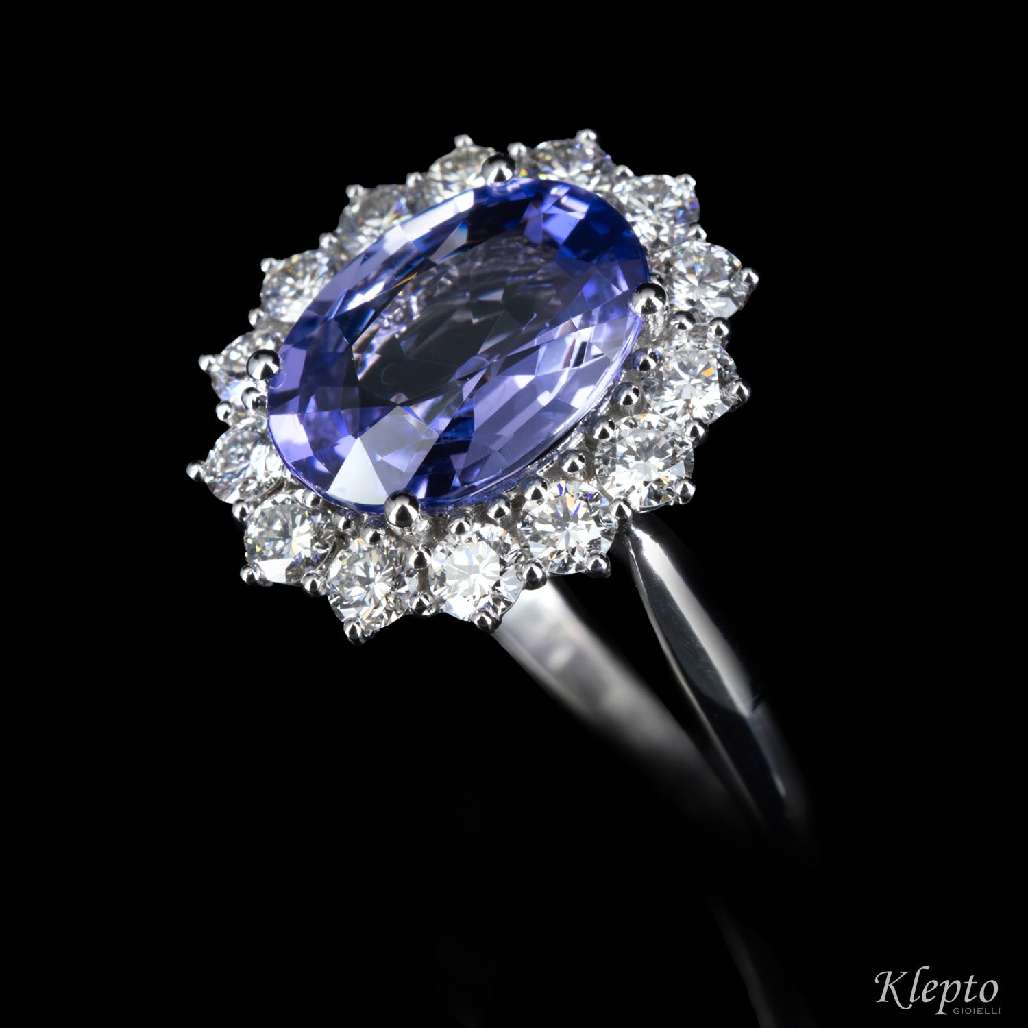 Anello classico in oro bianco con Zaffiro blu e contorno di Diamanti