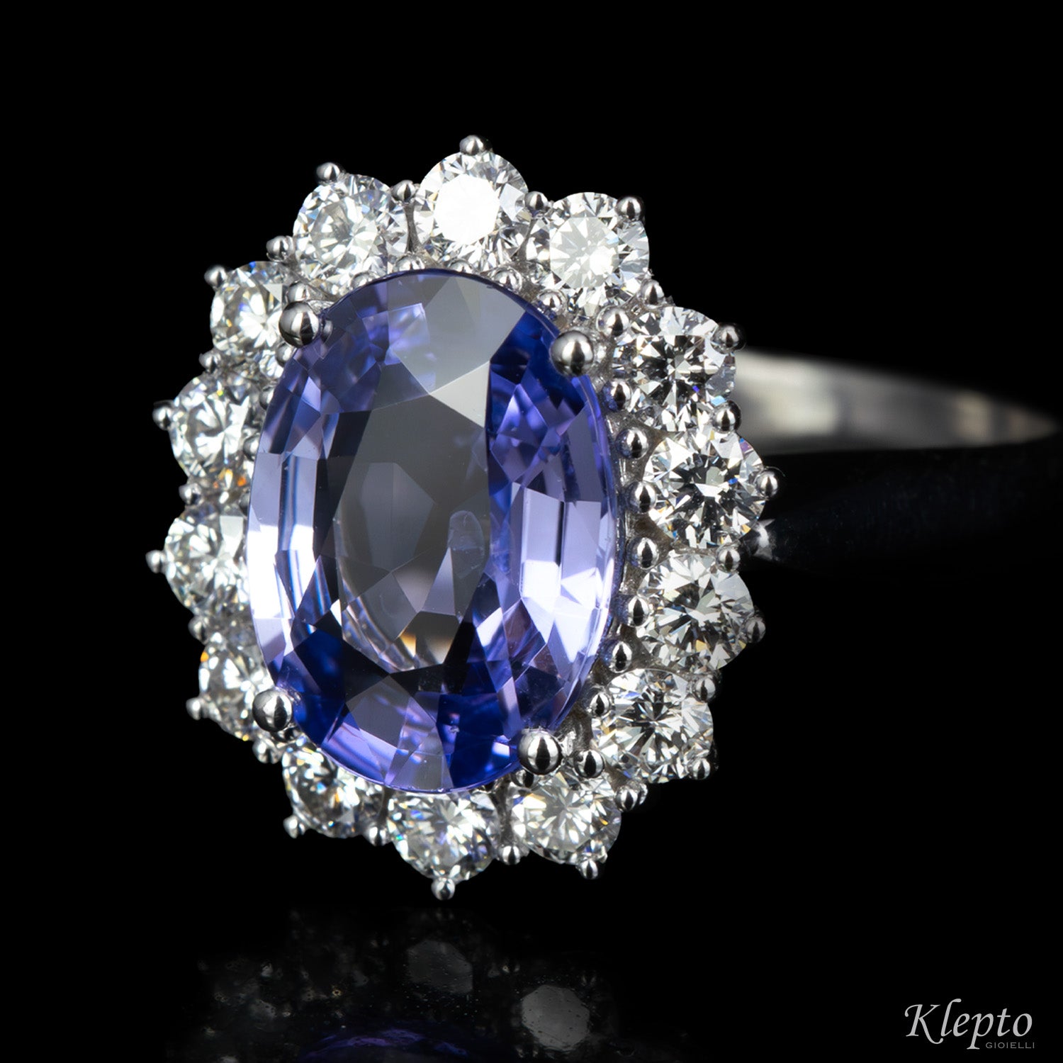 Anello classico in oro bianco con Zaffiro blu e contorno di Diamanti