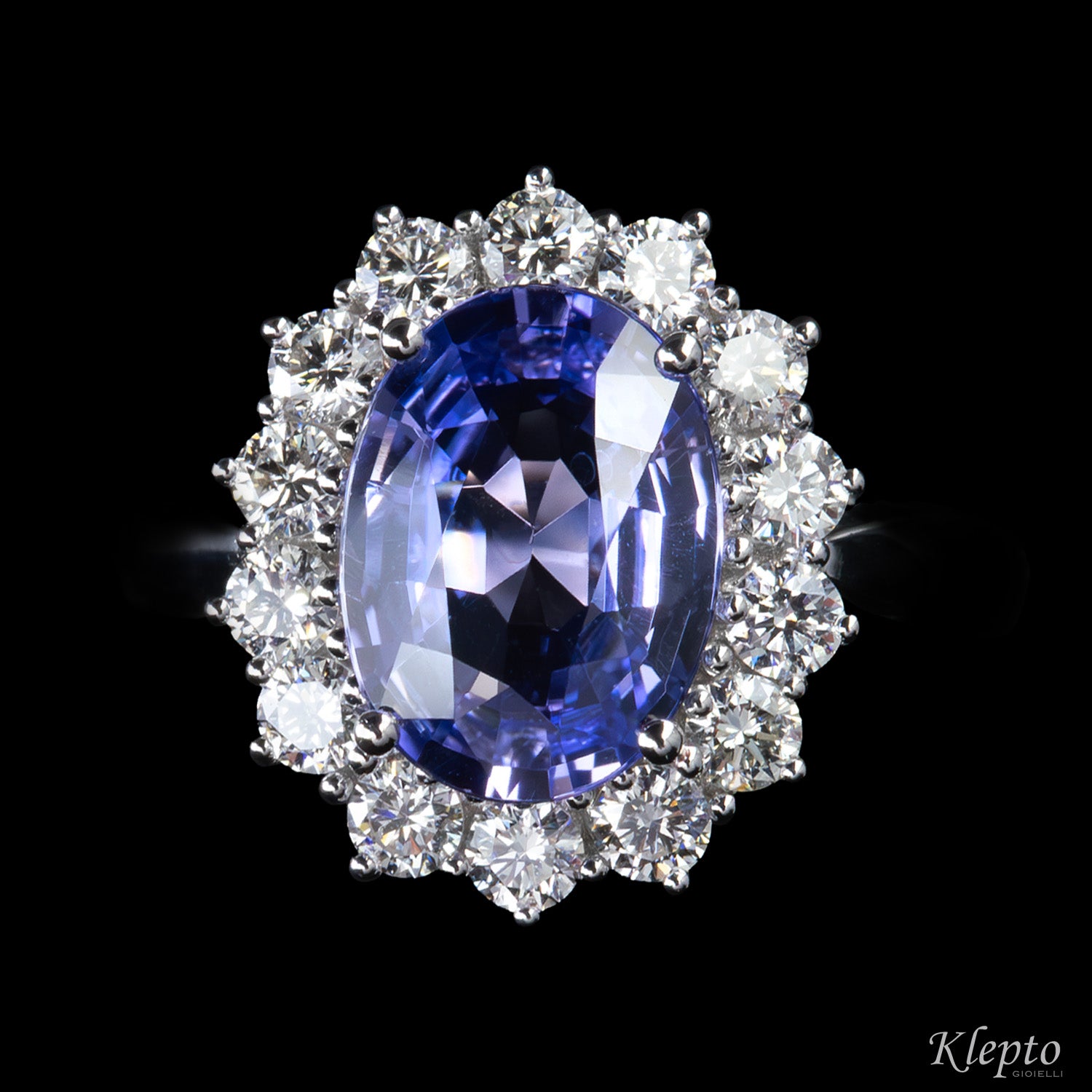 Anello classico in oro bianco con Zaffiro blu e contorno di Diamanti