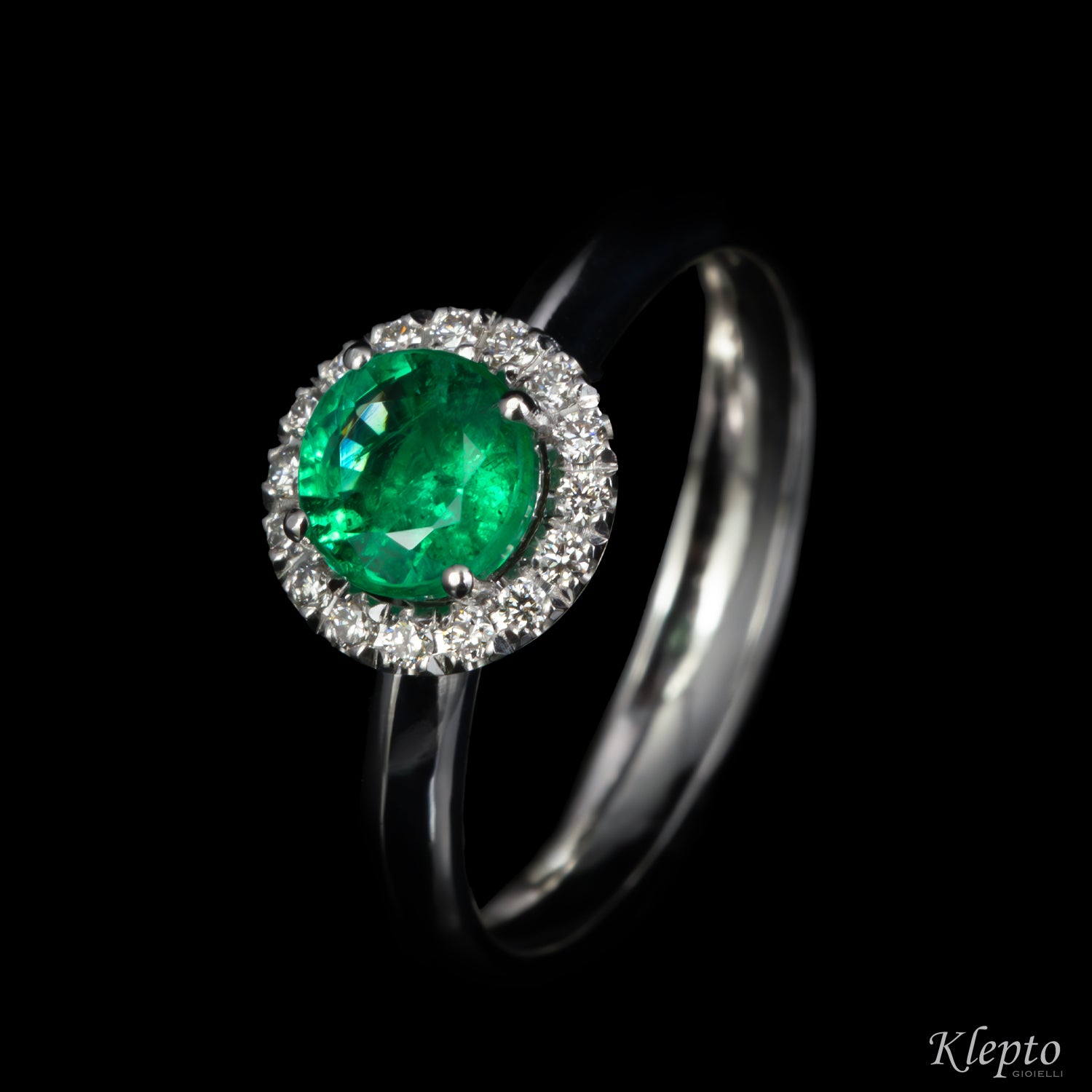 Anello classico in oro bianco con Smeraldo e contorno di Diamanti