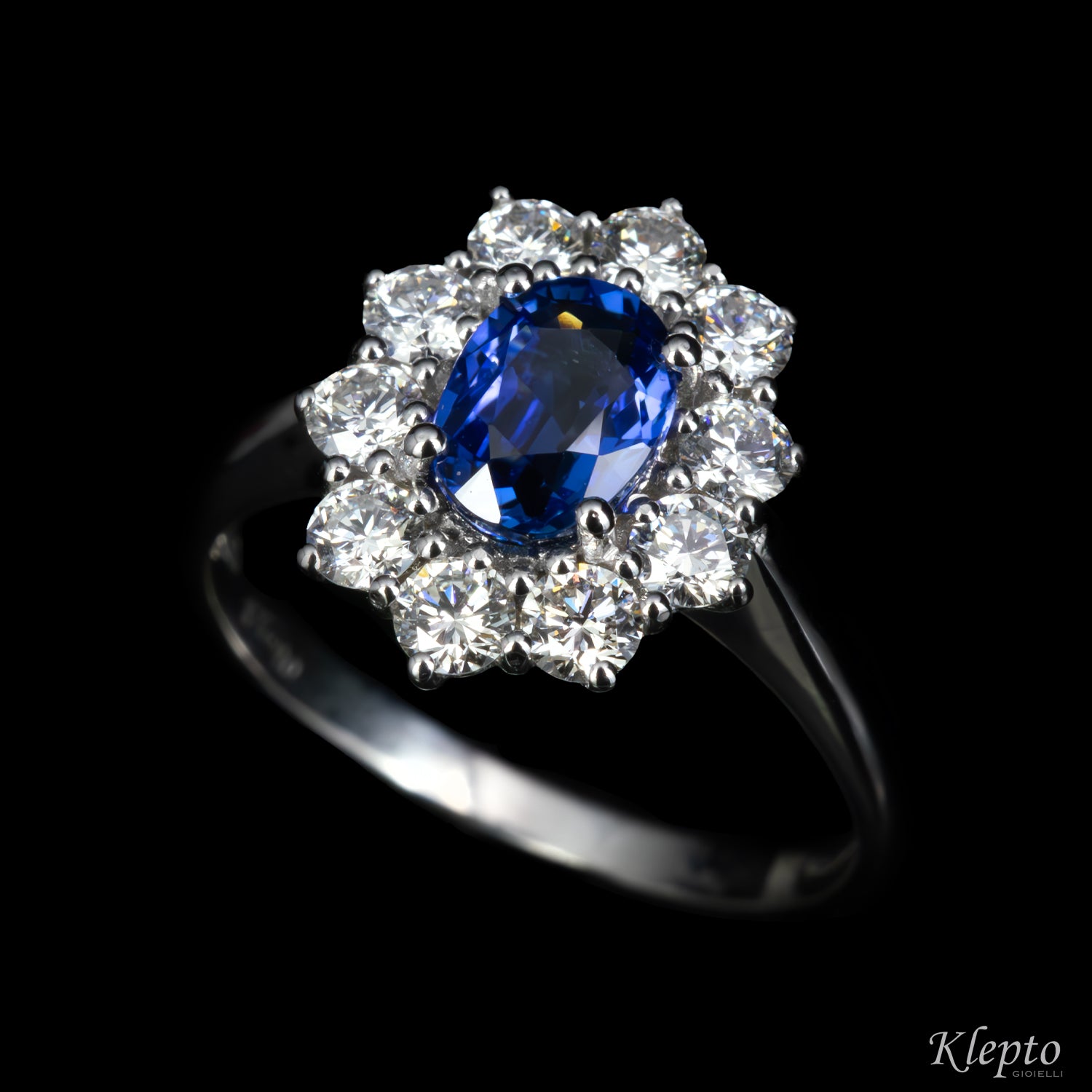 Anello classico in oro bianco con Zaffiro blu e contorno di Diamanti
