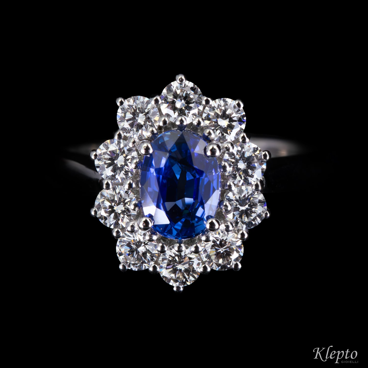 Anello classico in oro bianco con Zaffiro blu e contorno di Diamanti