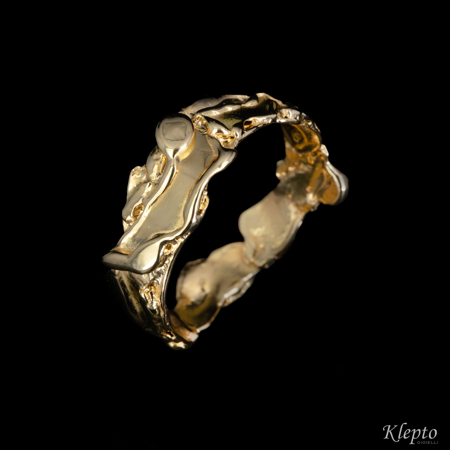Anello in oro giallo fuso a fiamma