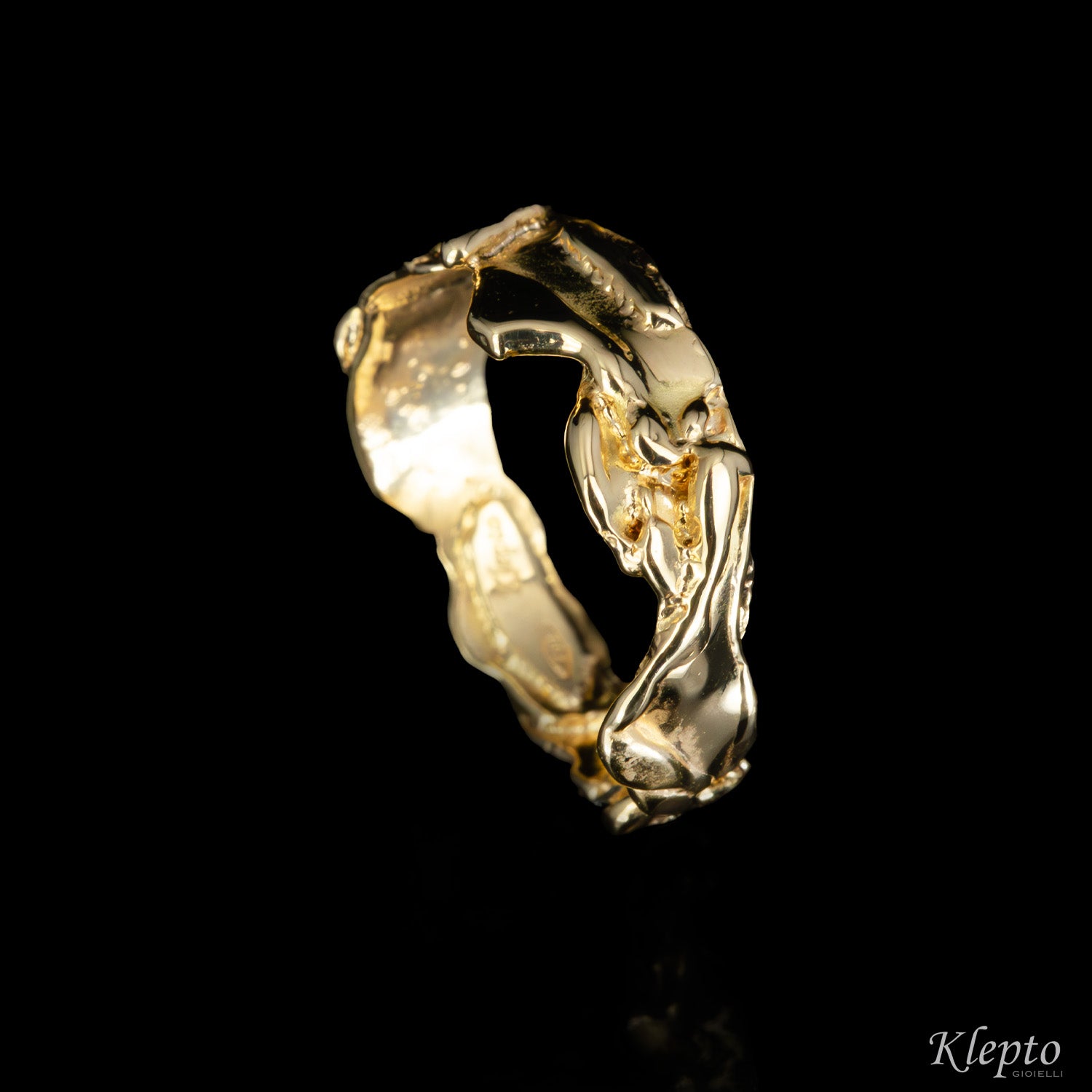 Anello in oro giallo fuso a fiamma