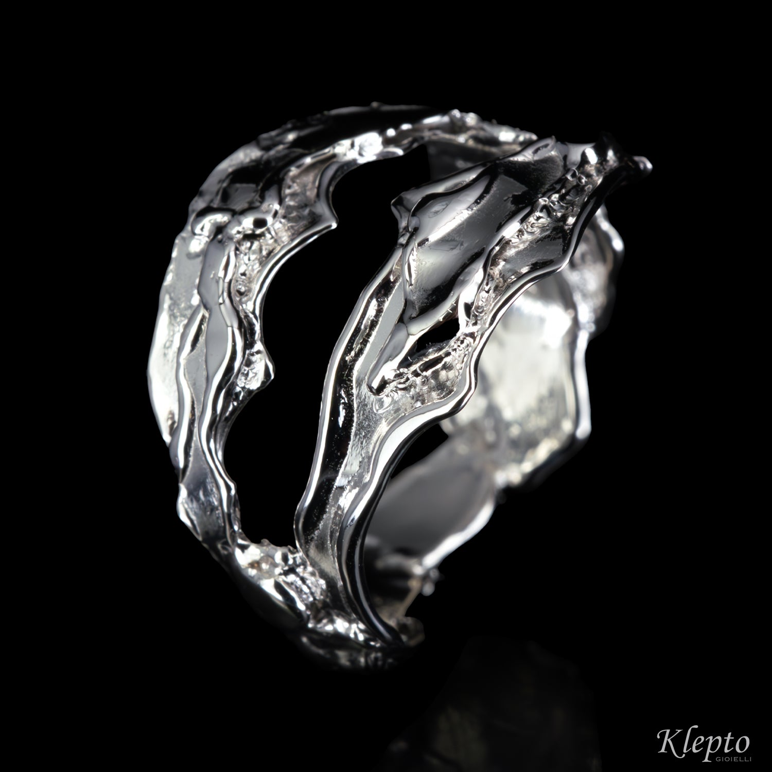 Anello in oro bianco fuso a fiamma