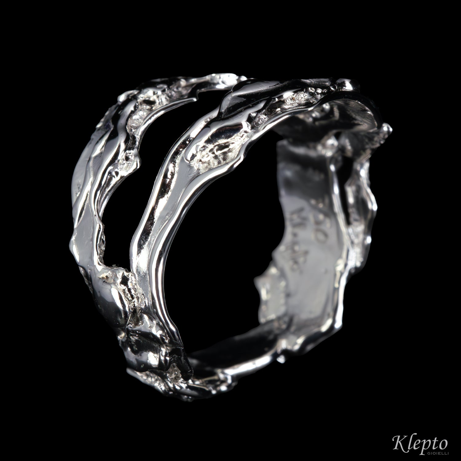 Anello in oro bianco fuso a fiamma