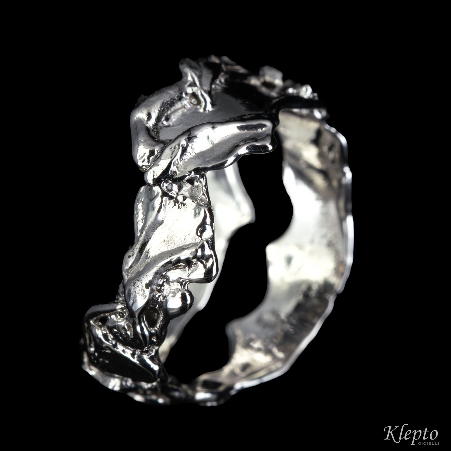 Anello in oro bianco fuso a fiamma