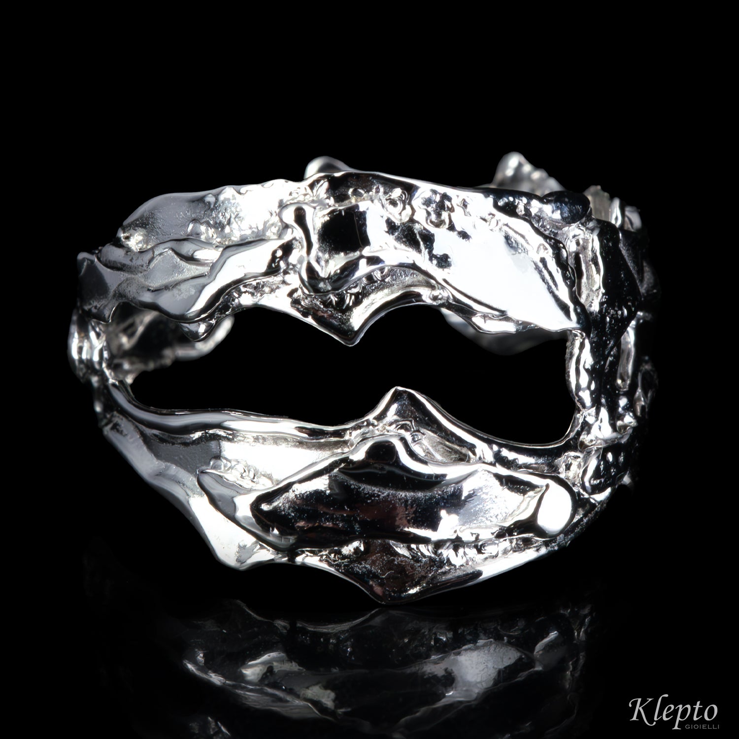 Anello in oro bianco fuso a fiamma