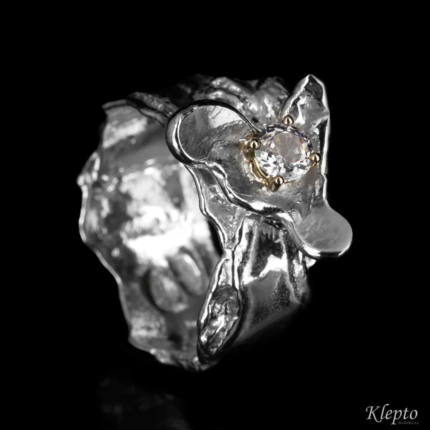 Anello in Argento Silnova® con Zaffiro azzurro e dettagli in oro bianco