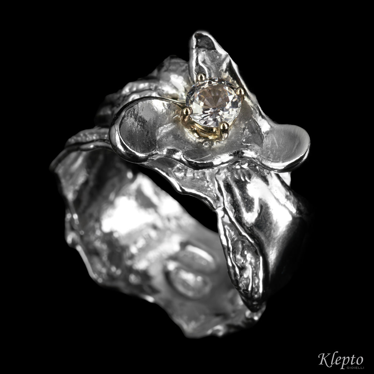 Anello in Argento Silnova® con Zaffiro azzurro e dettagli in oro bianco