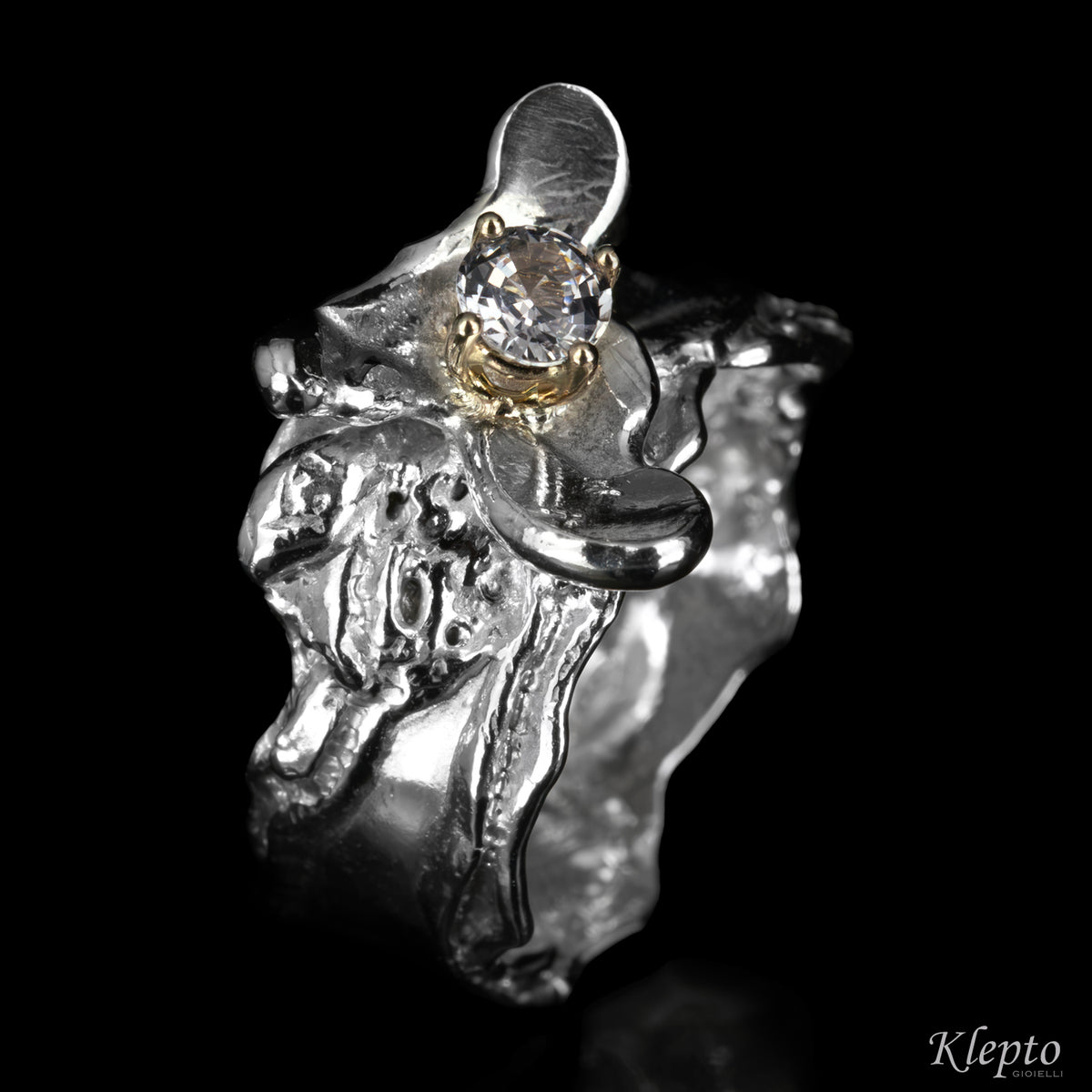 Anello in Argento Silnova® con Zaffiro azzurro e dettagli in oro bianco