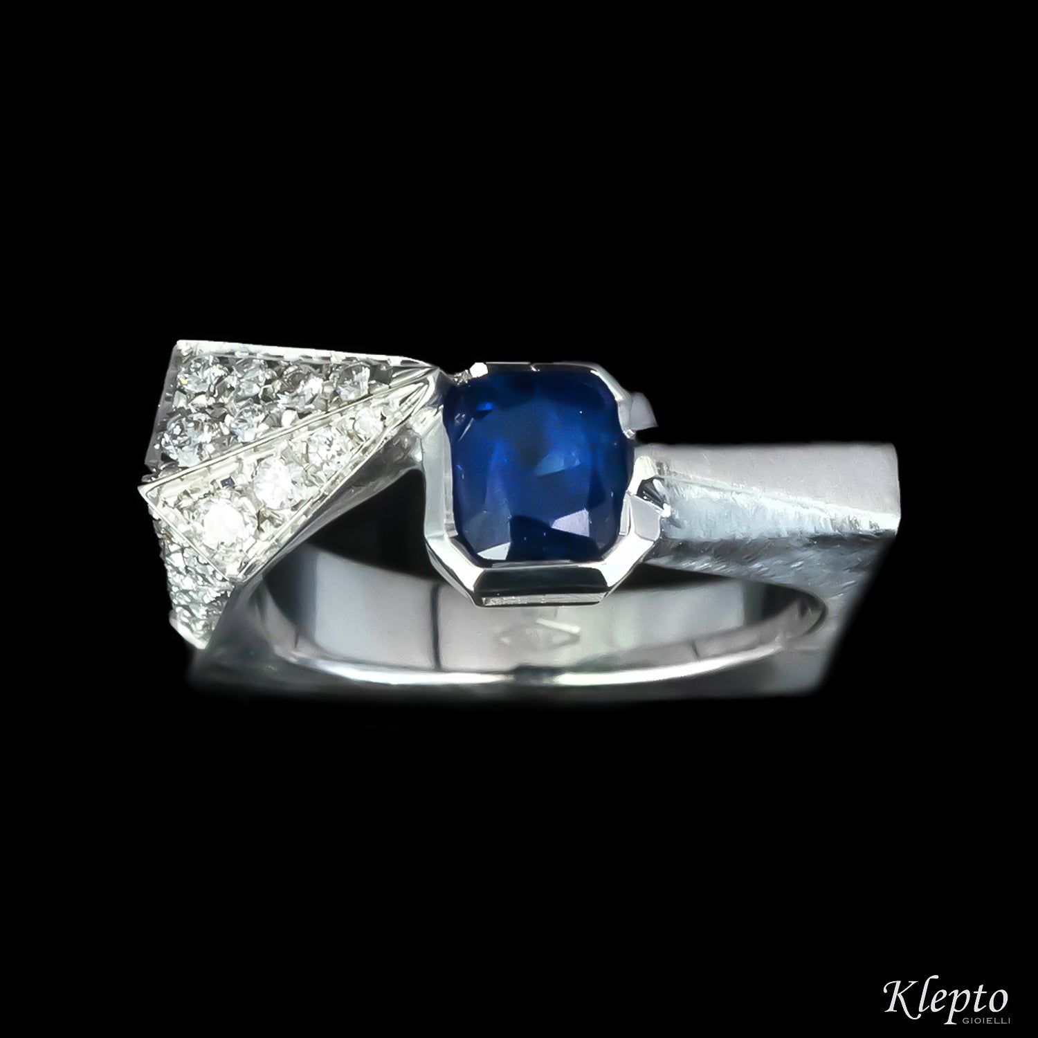 Anello classico by Klepto in oro bianco con Zaffiro blu e Diamanti