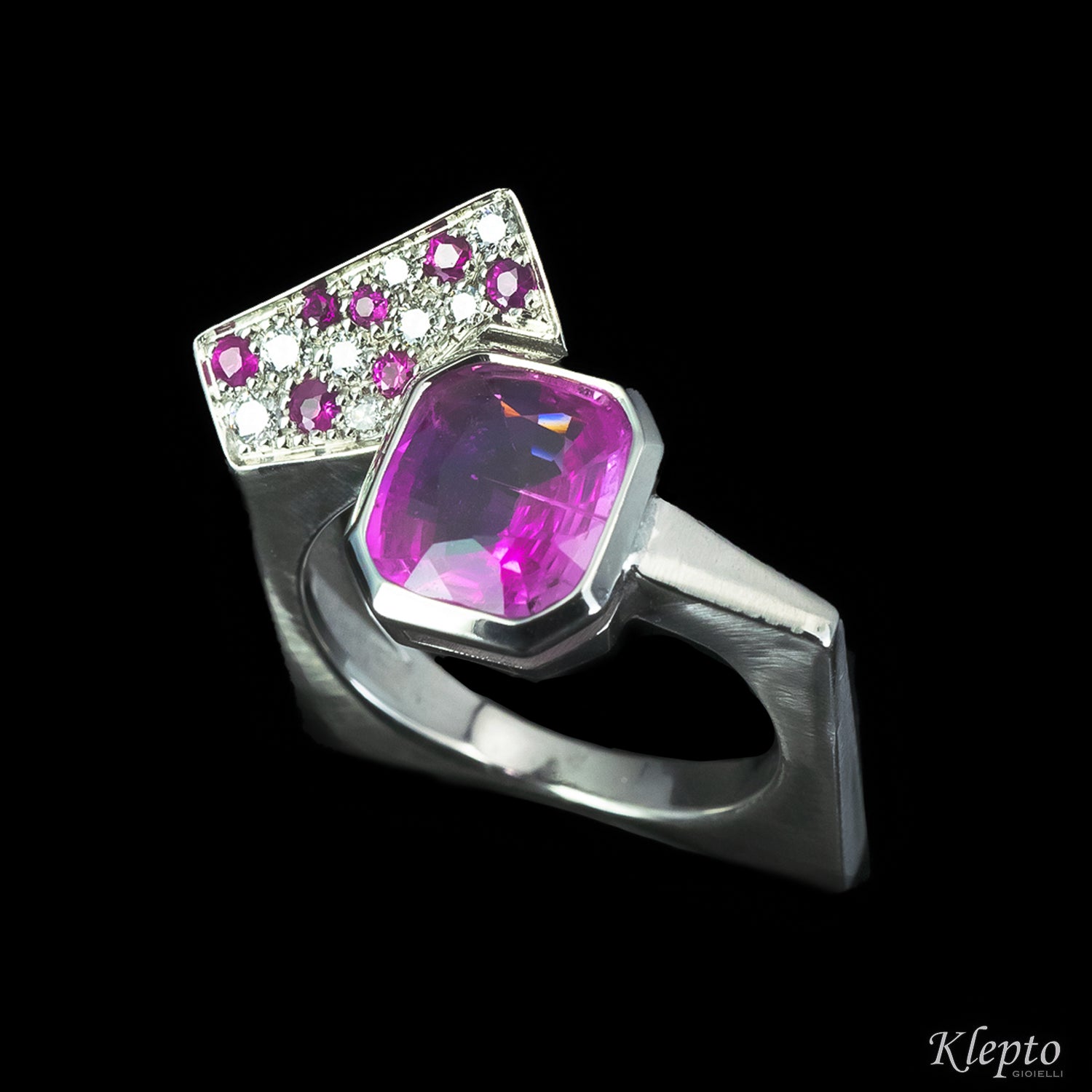 Anello classico by klepto in oro bianco con Zaffiro rosa e Diamanti