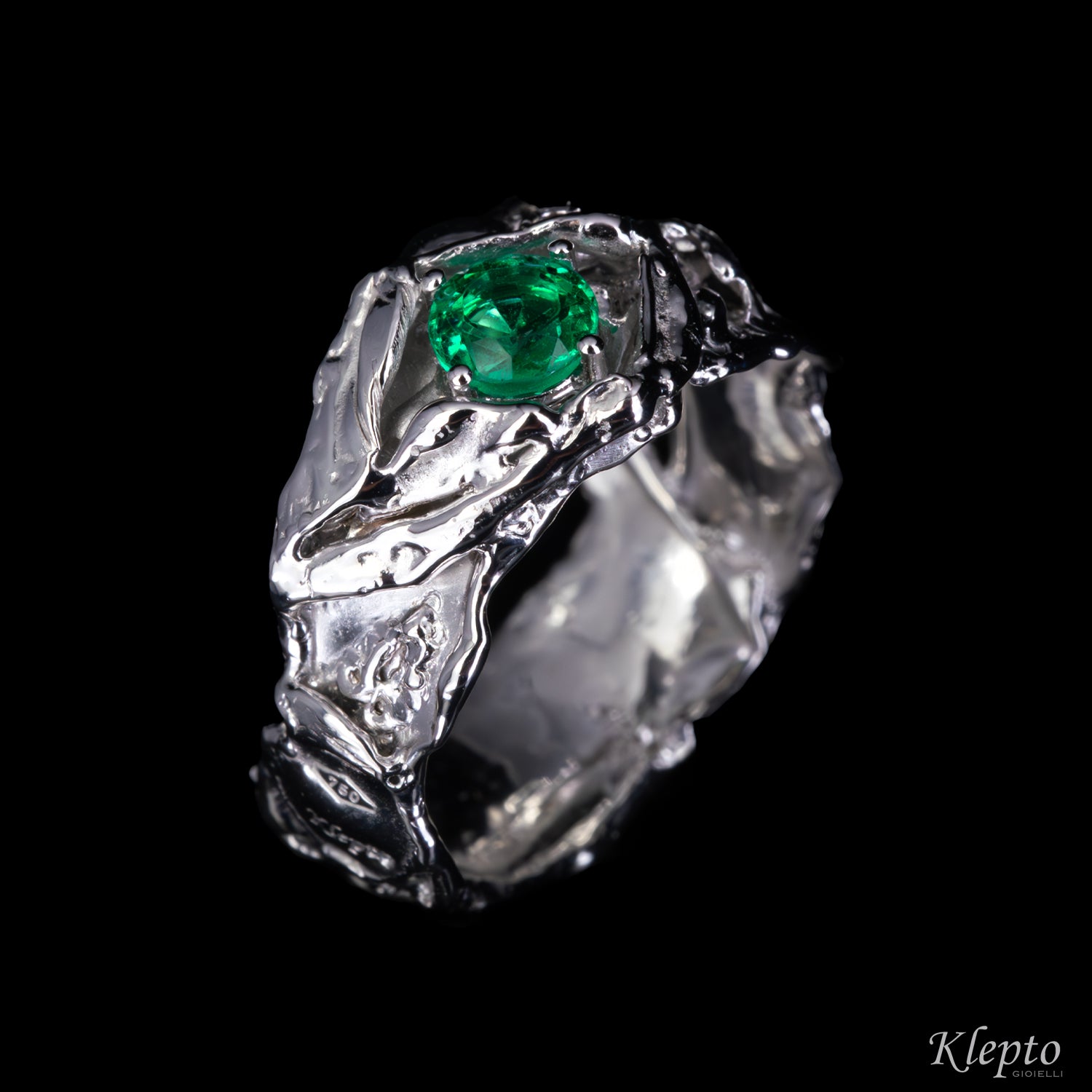 Anello in oro bianco fuso a fiamma con Smeraldo e Diamante