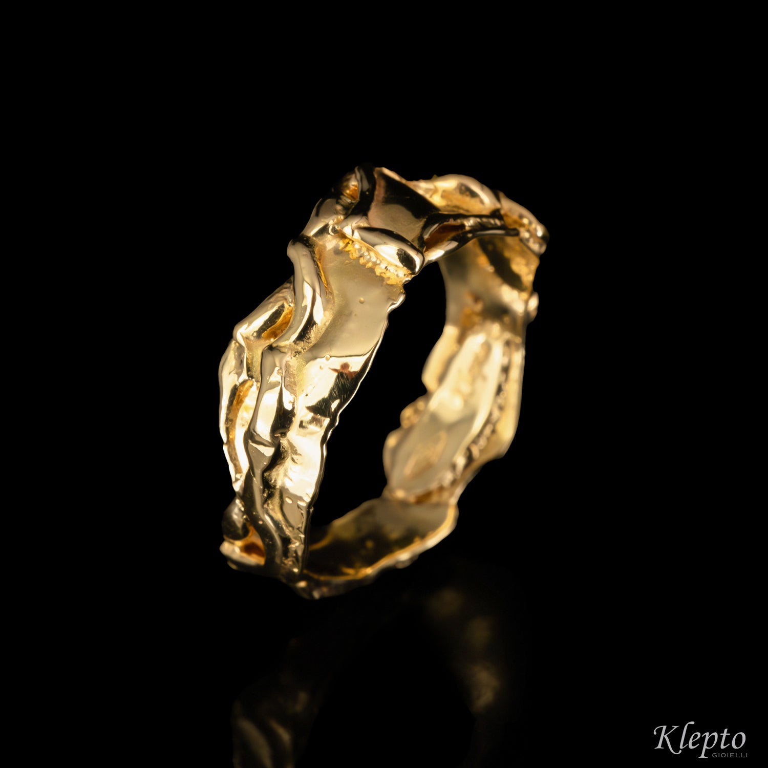 Anello in oro giallo fuso a fiamma