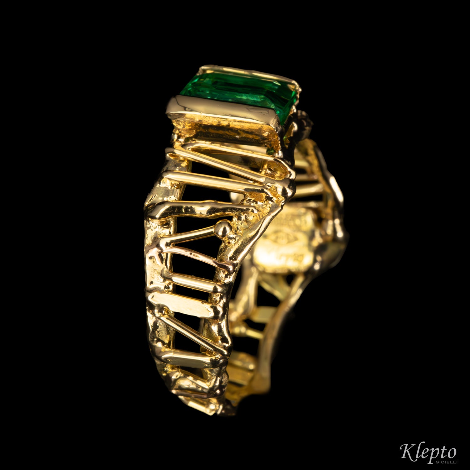 Anello in oro giallo con Smeraldo e Diamante