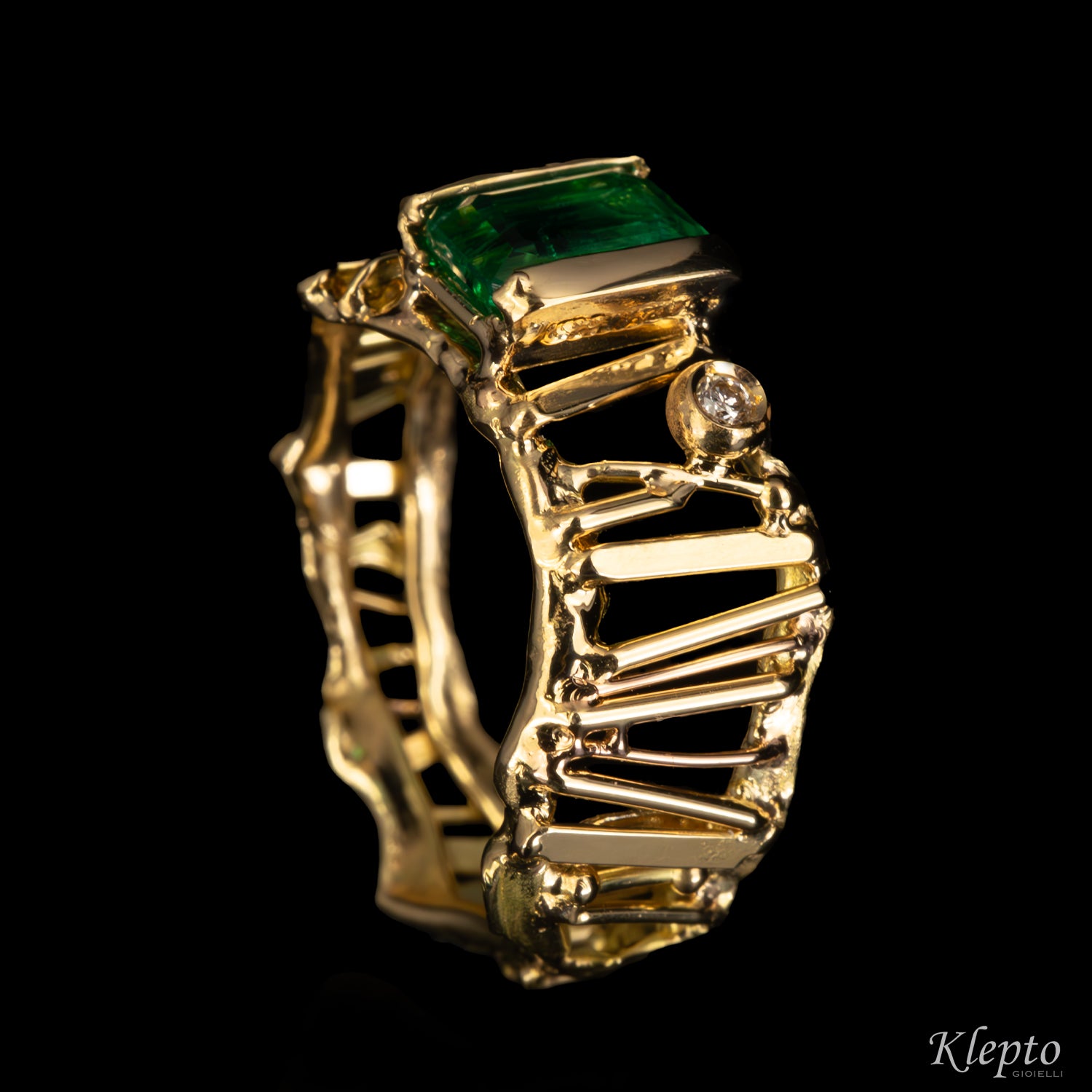 Anello in oro giallo con Smeraldo e Diamante