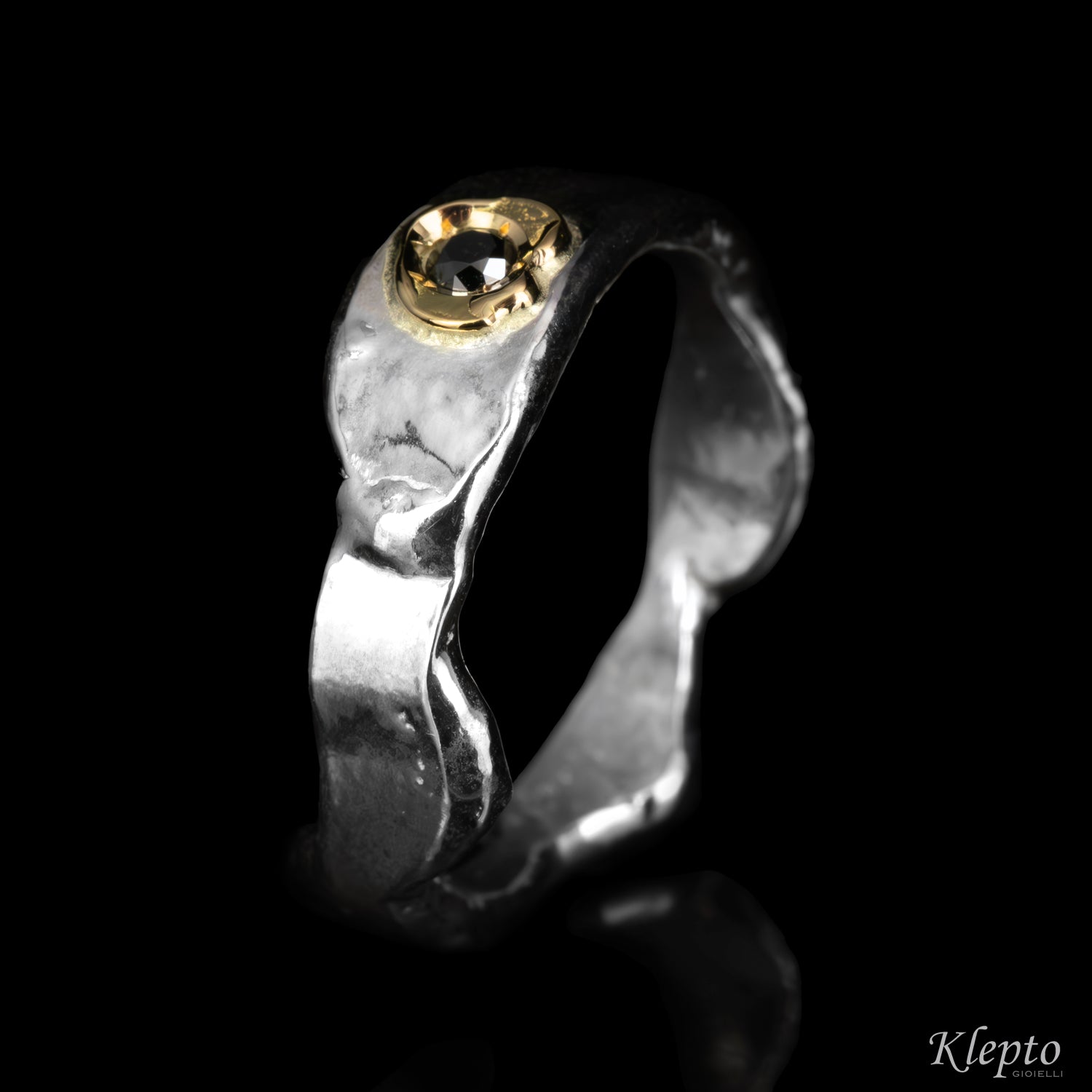 Anello in Argento Silnova® con Diamante nero e dettaglio in oro giallo