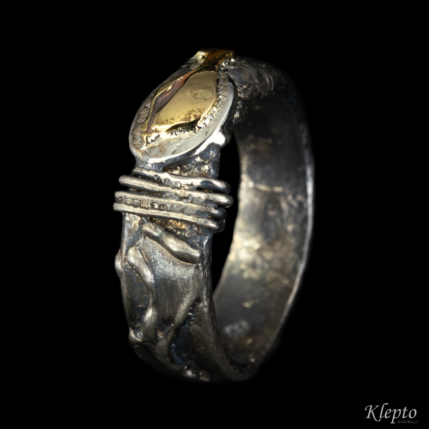 Anello in Argento Silnova® brunito con dettagli in oro giallo