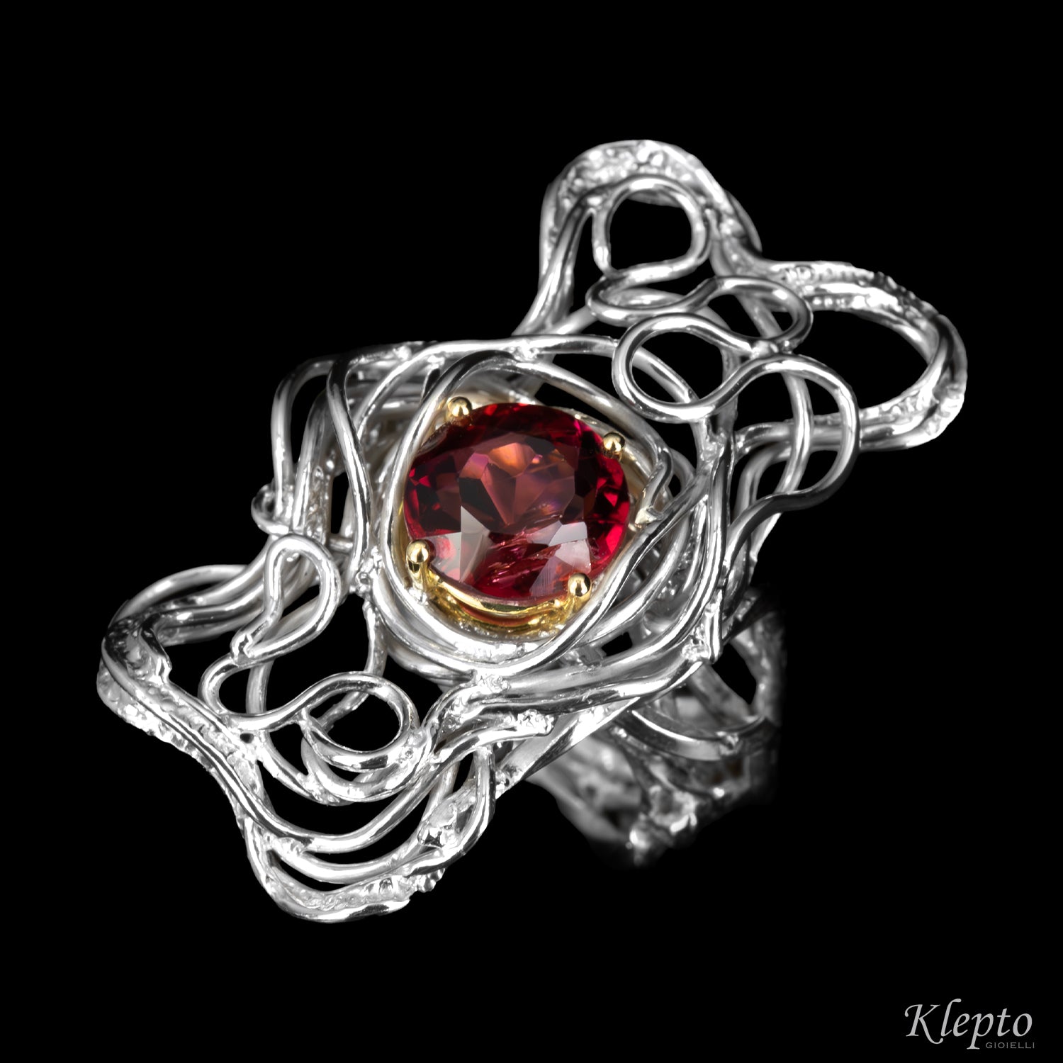 Anello in Argento Silnova® con Granato e dettagli in oro giallo