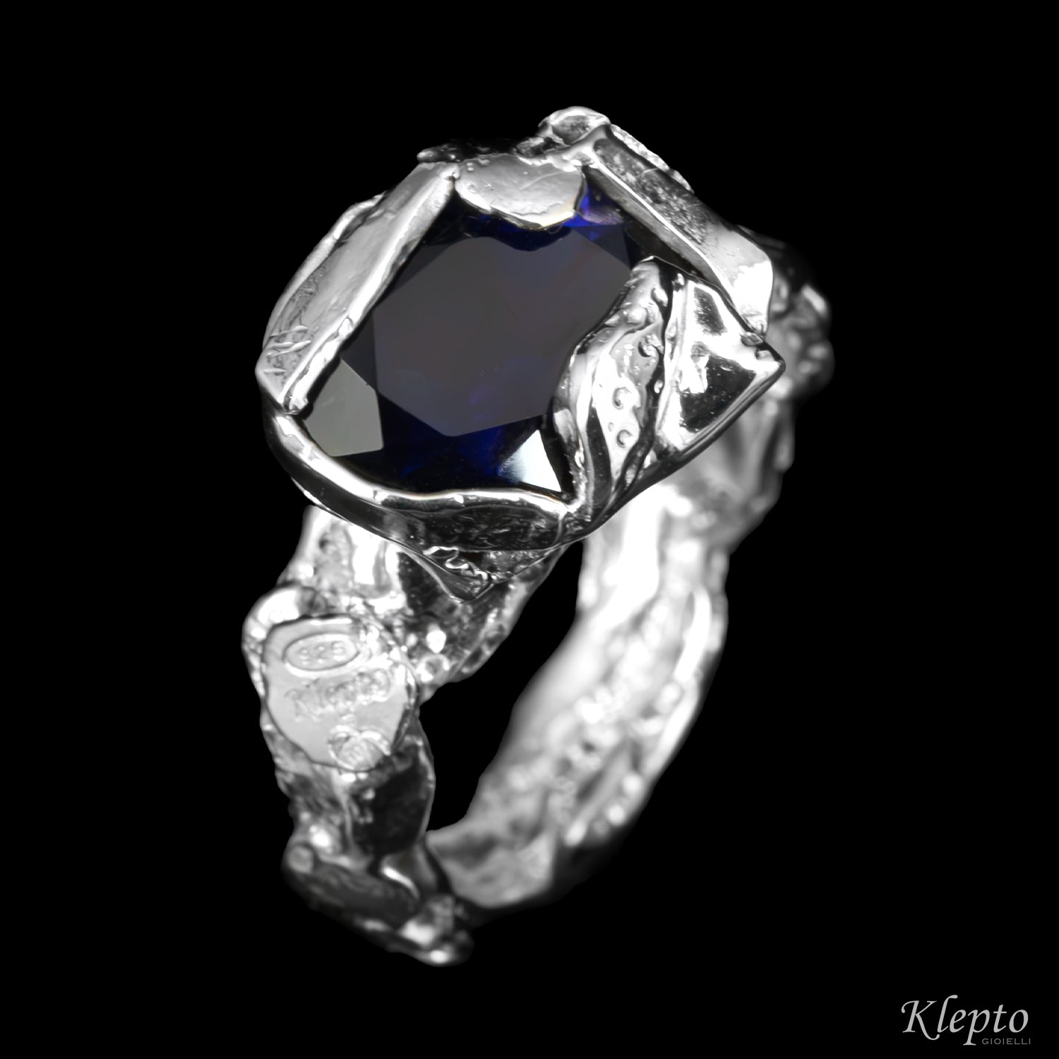 Anello in Argento Silnova® con Iolite