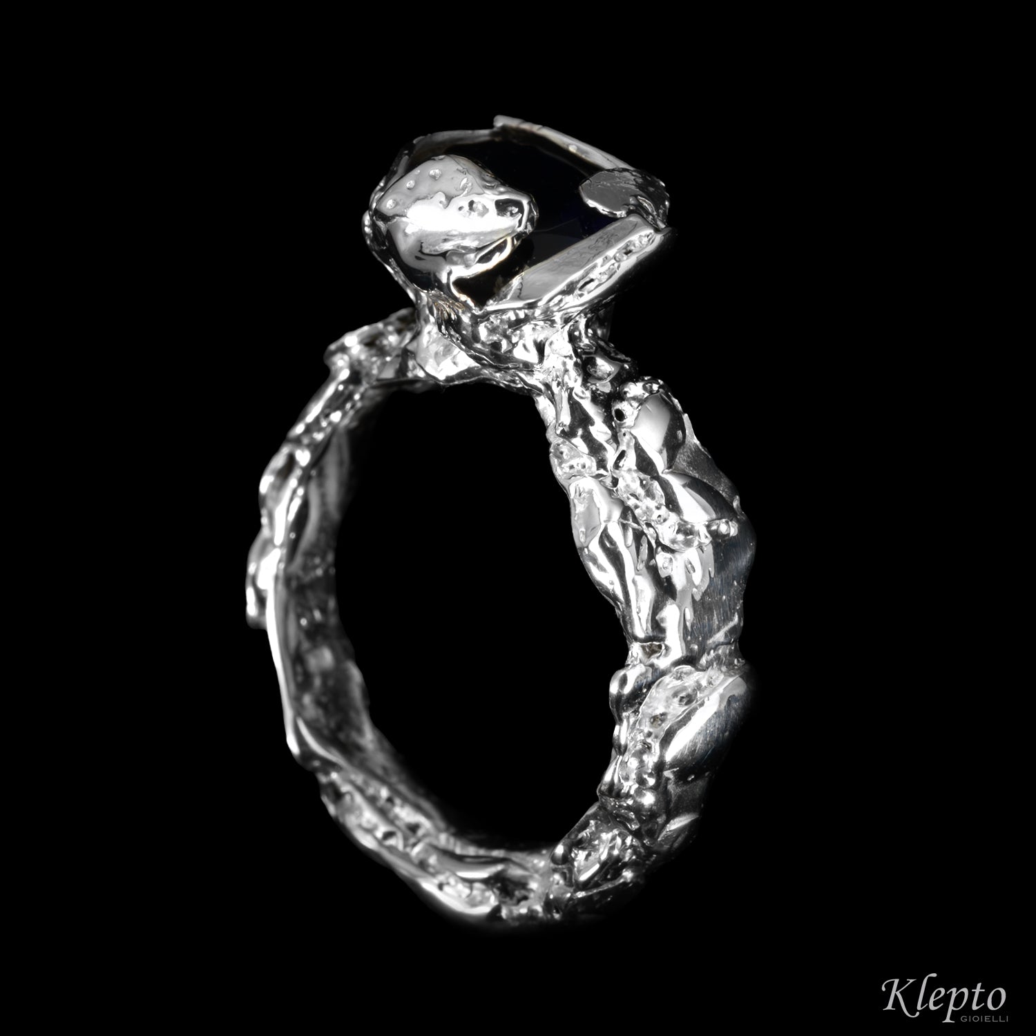 Anello in Argento Silnova® con Iolite