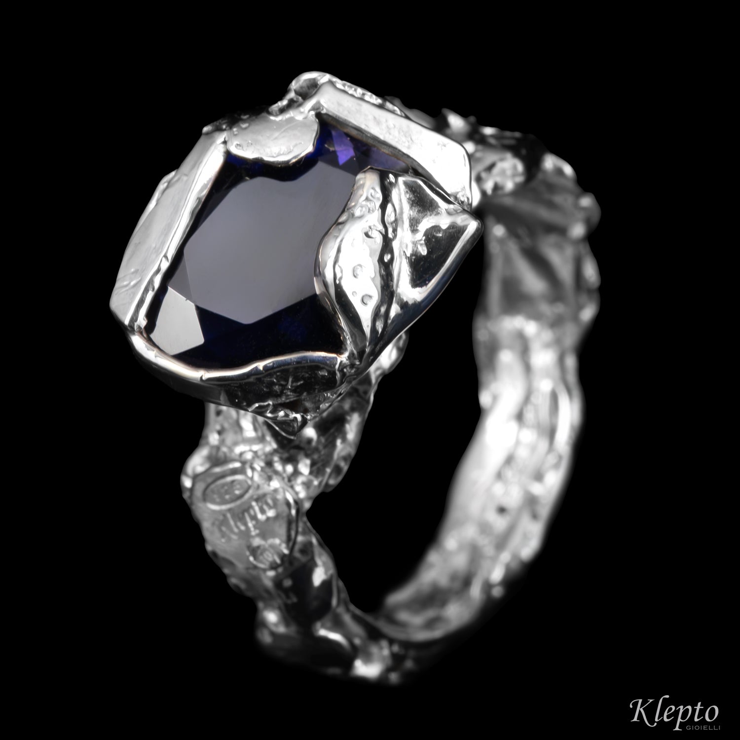 Anello in Argento Silnova® con Iolite