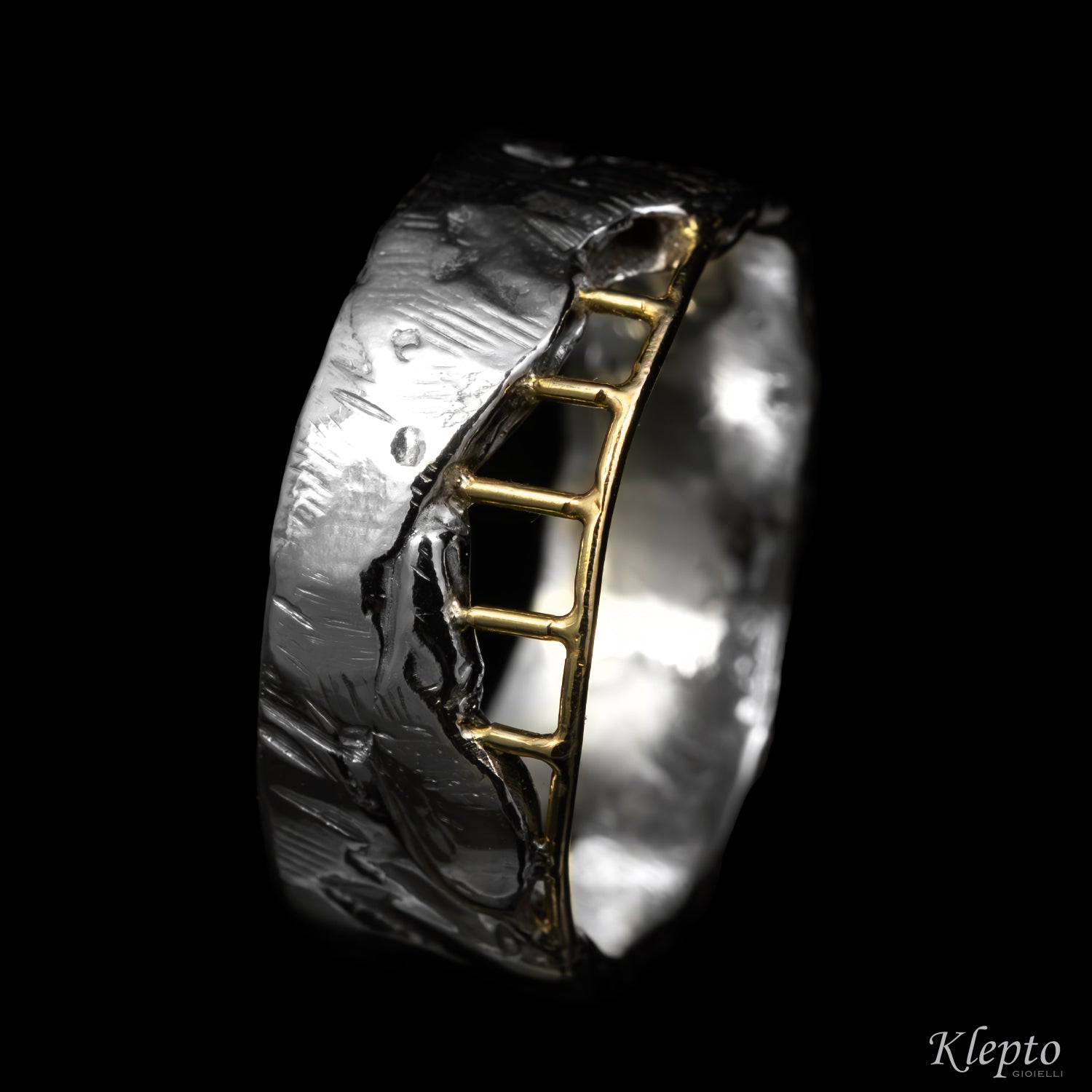 Anello in Argento Silnova® con dettagli in oro giallo