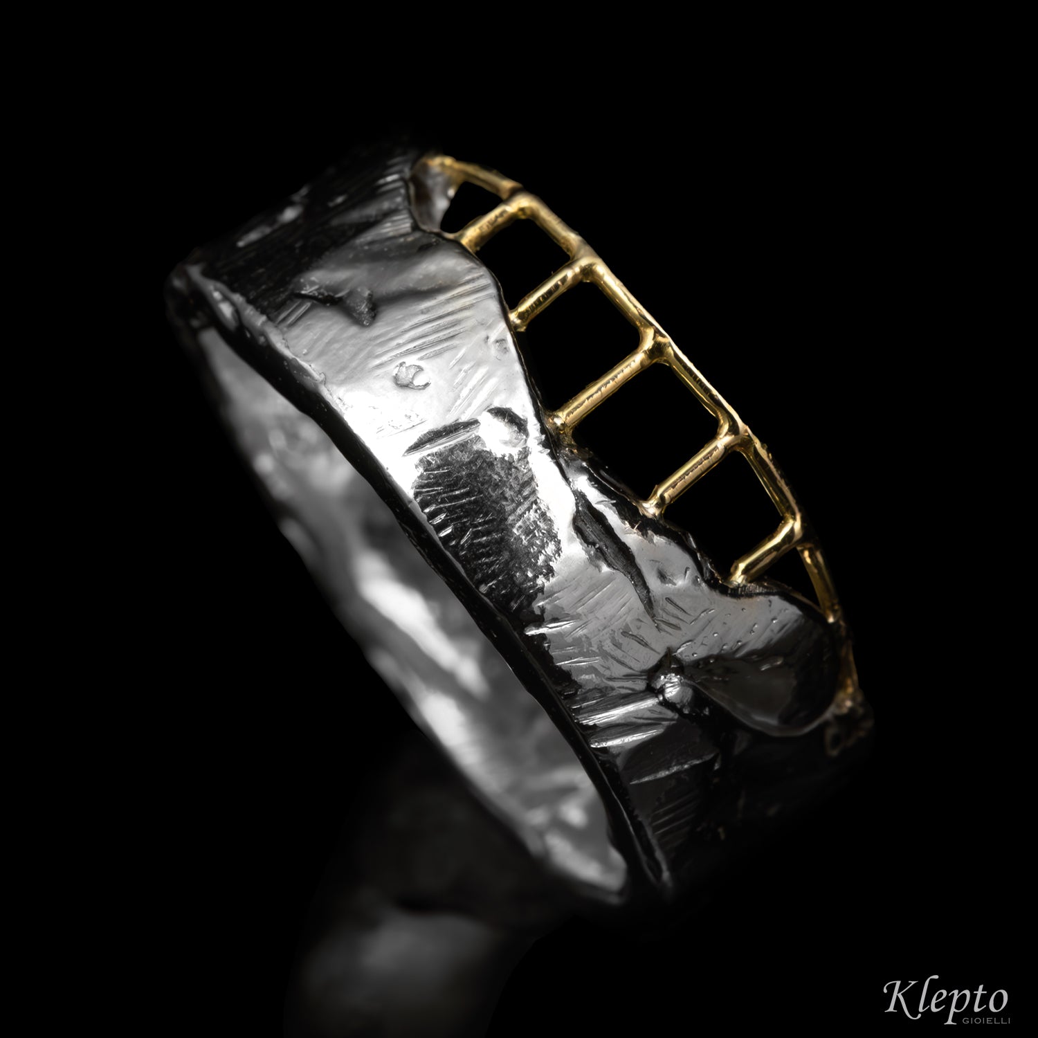 Anello in Argento Silnova® con dettagli in oro giallo