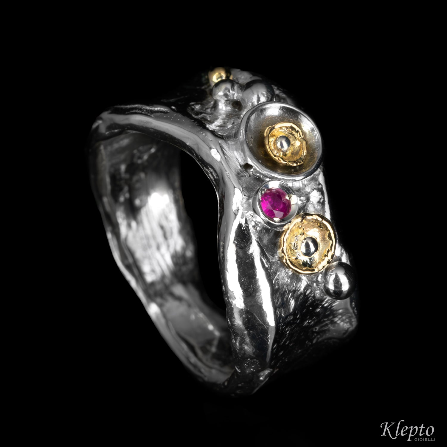 Anello in Argento Silnova® e con Rubino e dettagli in oro giallo