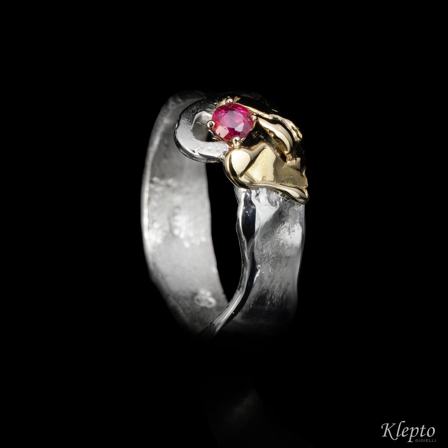 Anello in Argento Silnova® e oro giallo con Rubino