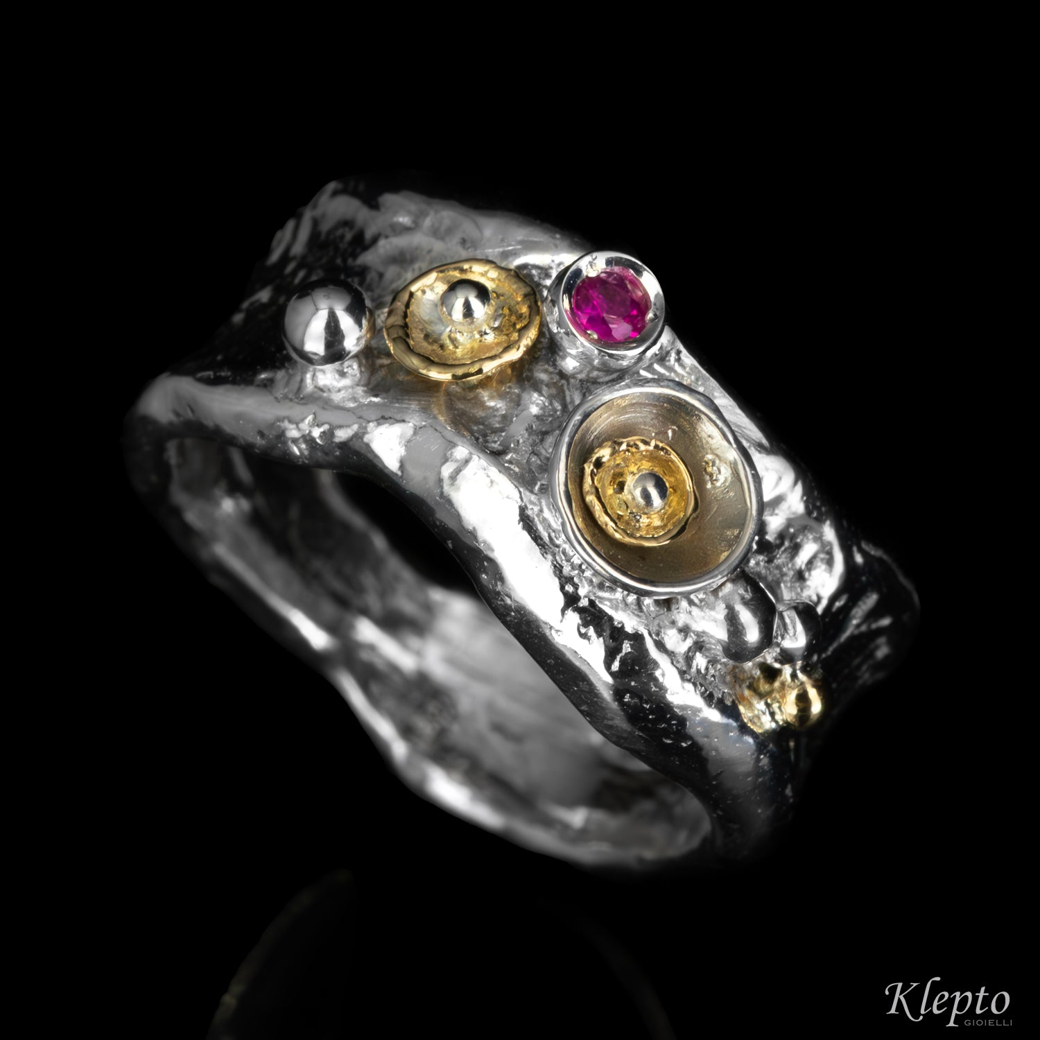 Anello in Argento Silnova® e con Rubino e dettagli in oro giallo