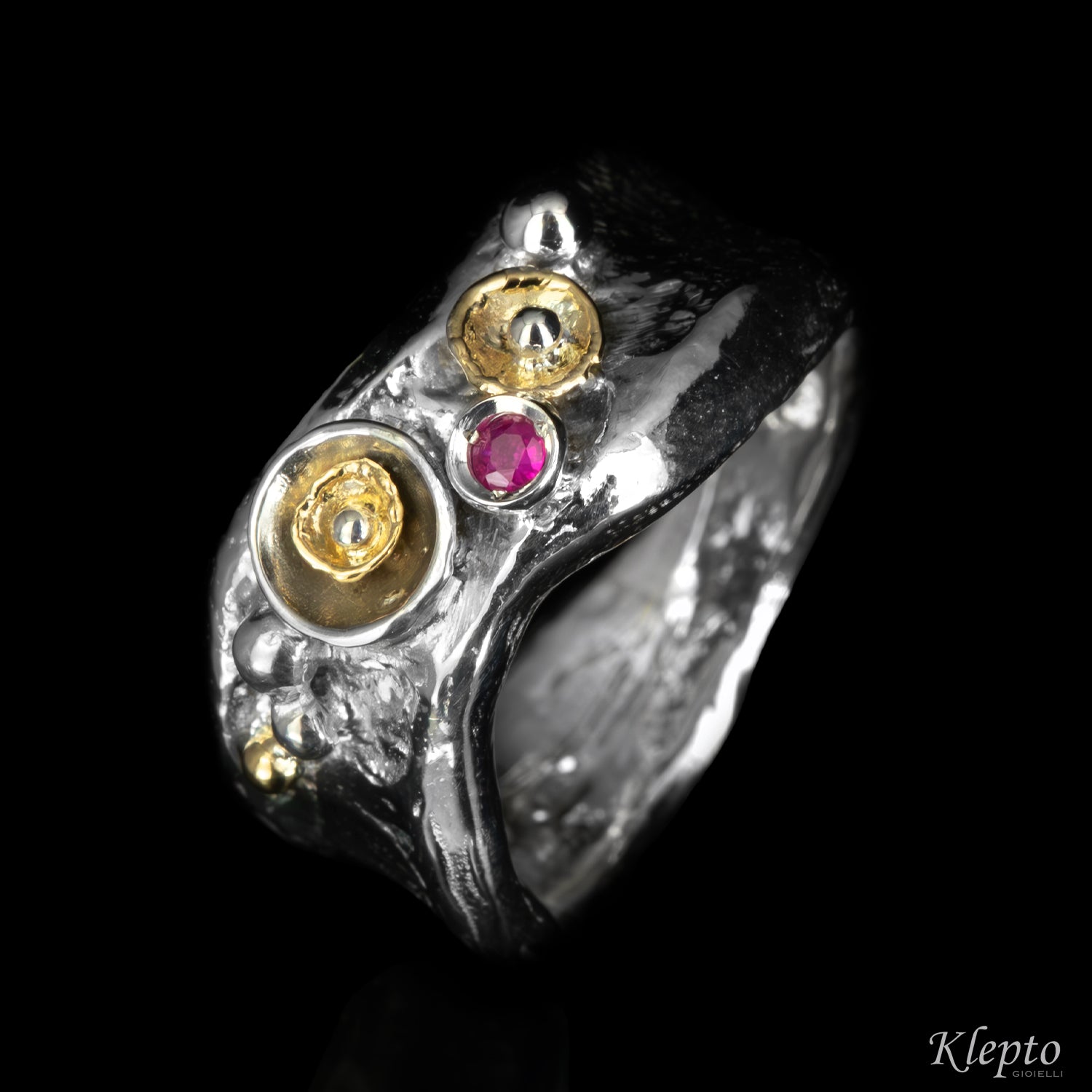 Anello in Argento Silnova® e con Rubino e dettagli in oro giallo