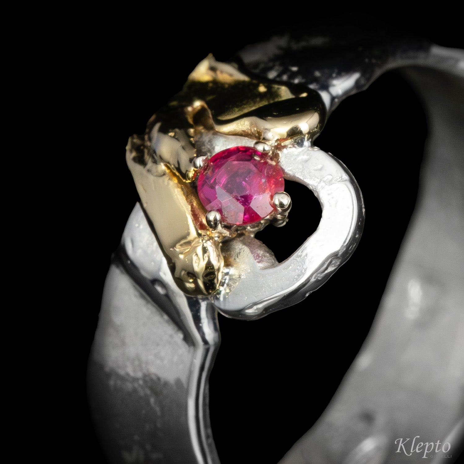 Anello in Argento Silnova® e oro giallo con Rubino