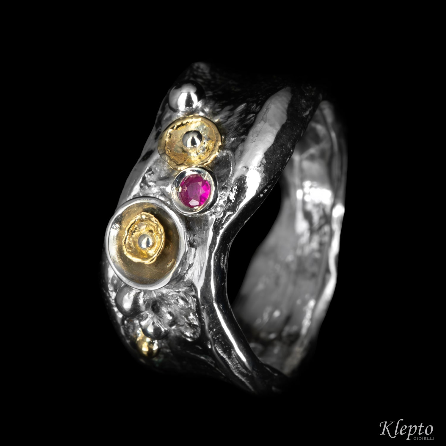 Anello in Argento Silnova® e con Rubino e dettagli in oro giallo