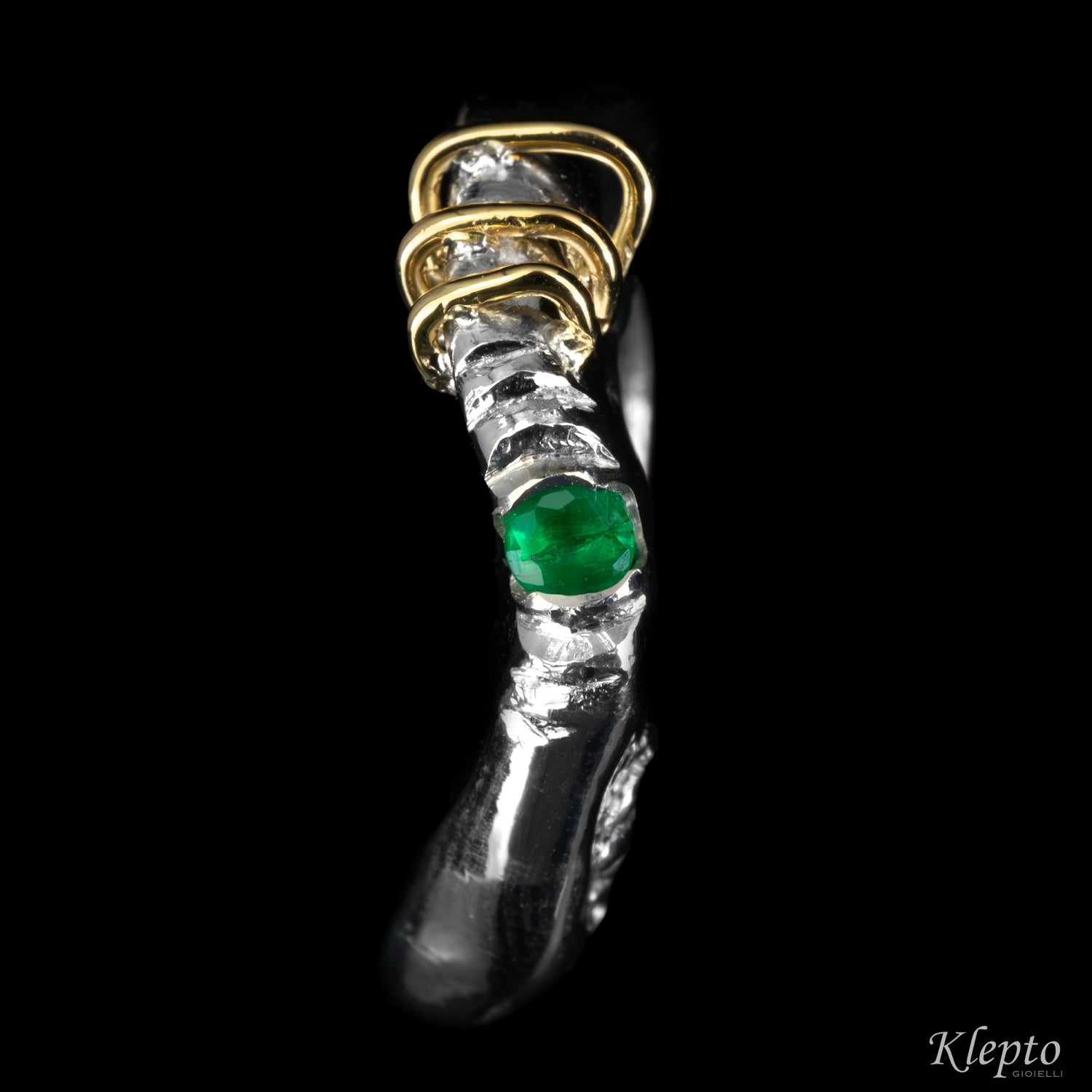 Anello in Argento Silnova® e con Smeraldo e dettagli in oro giallo