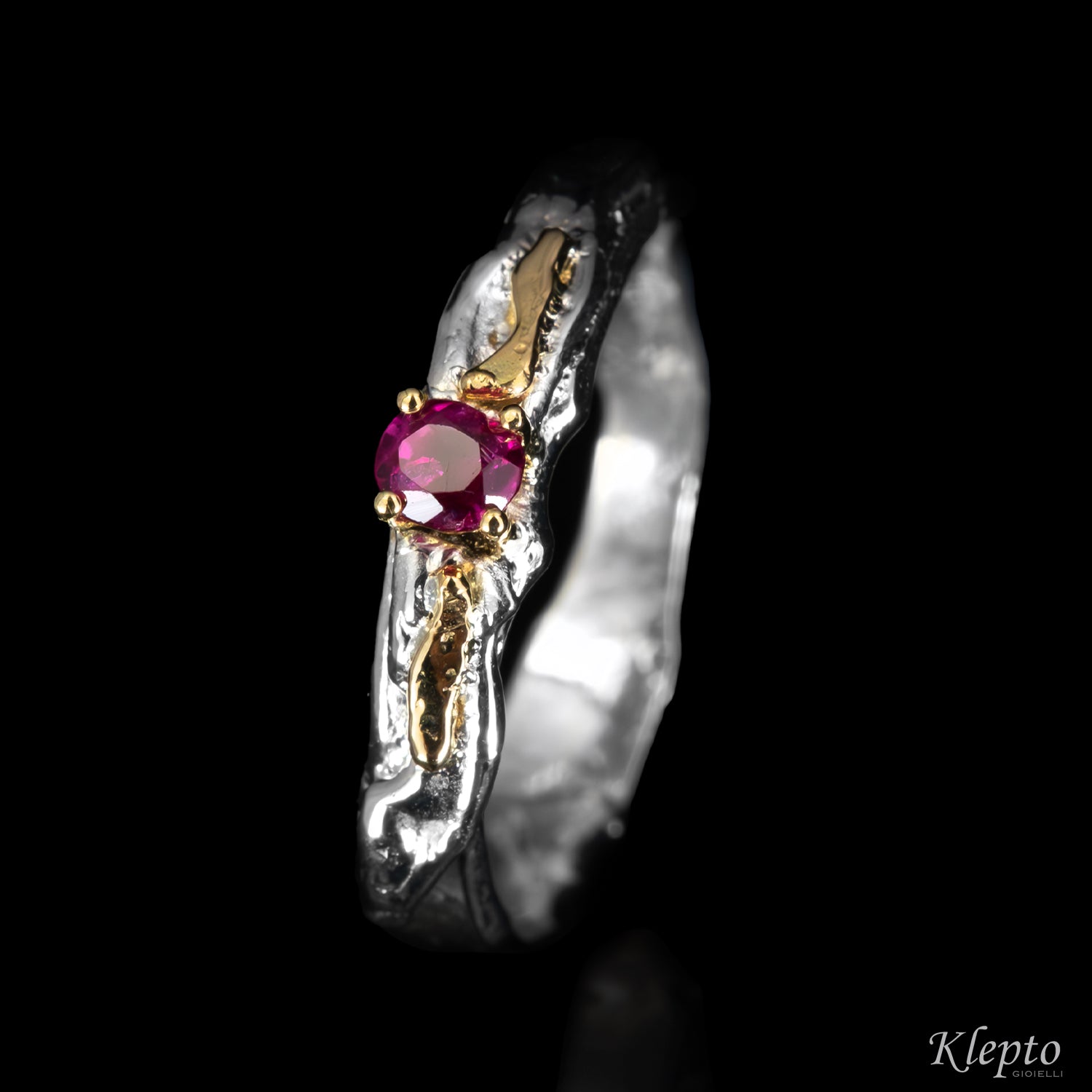 Anello in Argento Silnova® con Rubino e dettagli in oro giallo